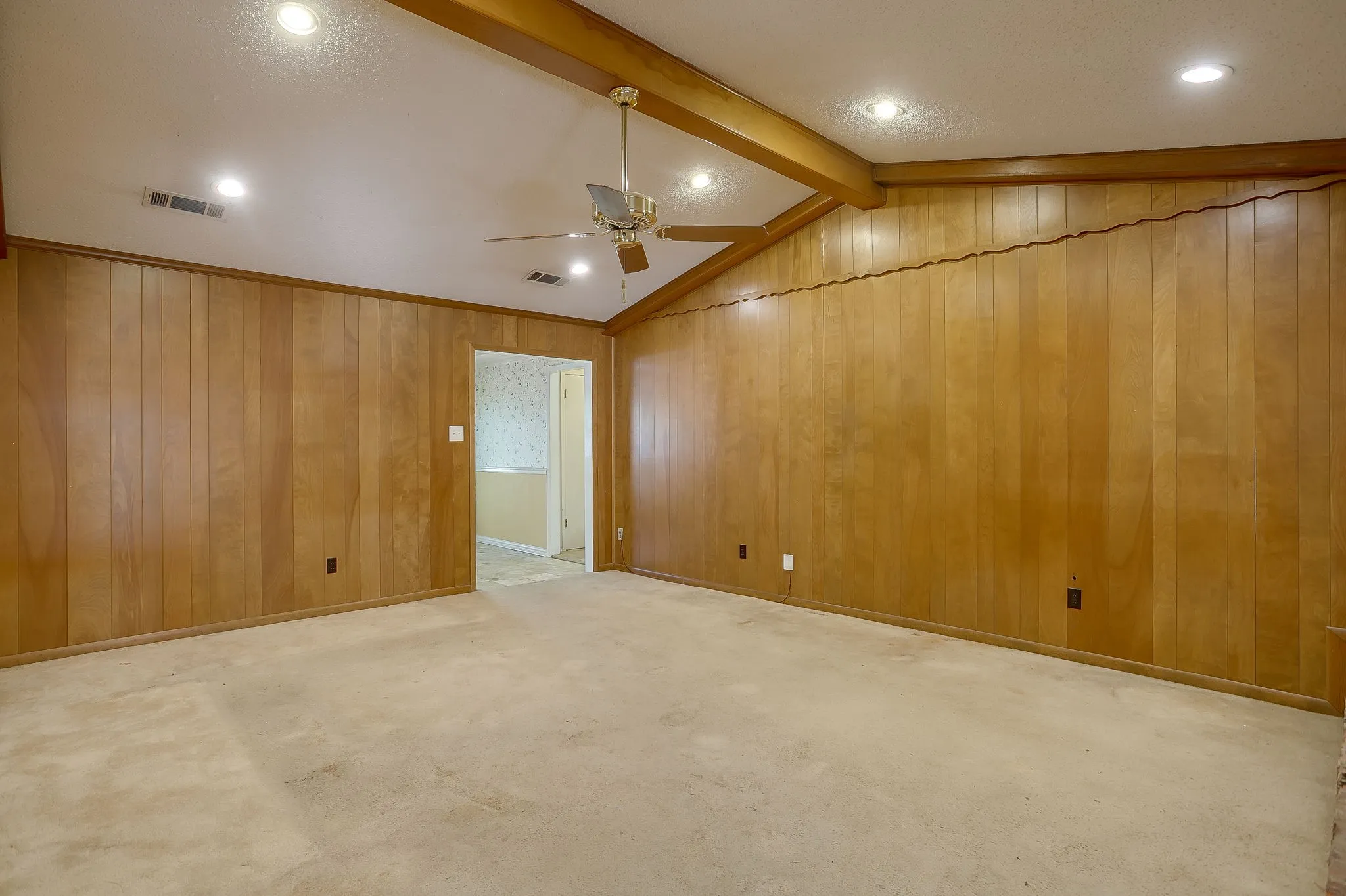 Single Family Residence For Sale in Tarrant County , 3410 Woodford Drive, Arlington, Texas 76013, 4 Bedroom, 3 Bathroom, 2 Garage spaces, 2,433 Sqft, built in 1968, mls#21339951, Real Estate Agent in Arlington, Homes For Sale in Tarrant county, Homes For Sale in Arlington, Realtor in Arlington Texas, Real Estate Brokerage Independent Realty Texas, Luminita Cordes Realtor