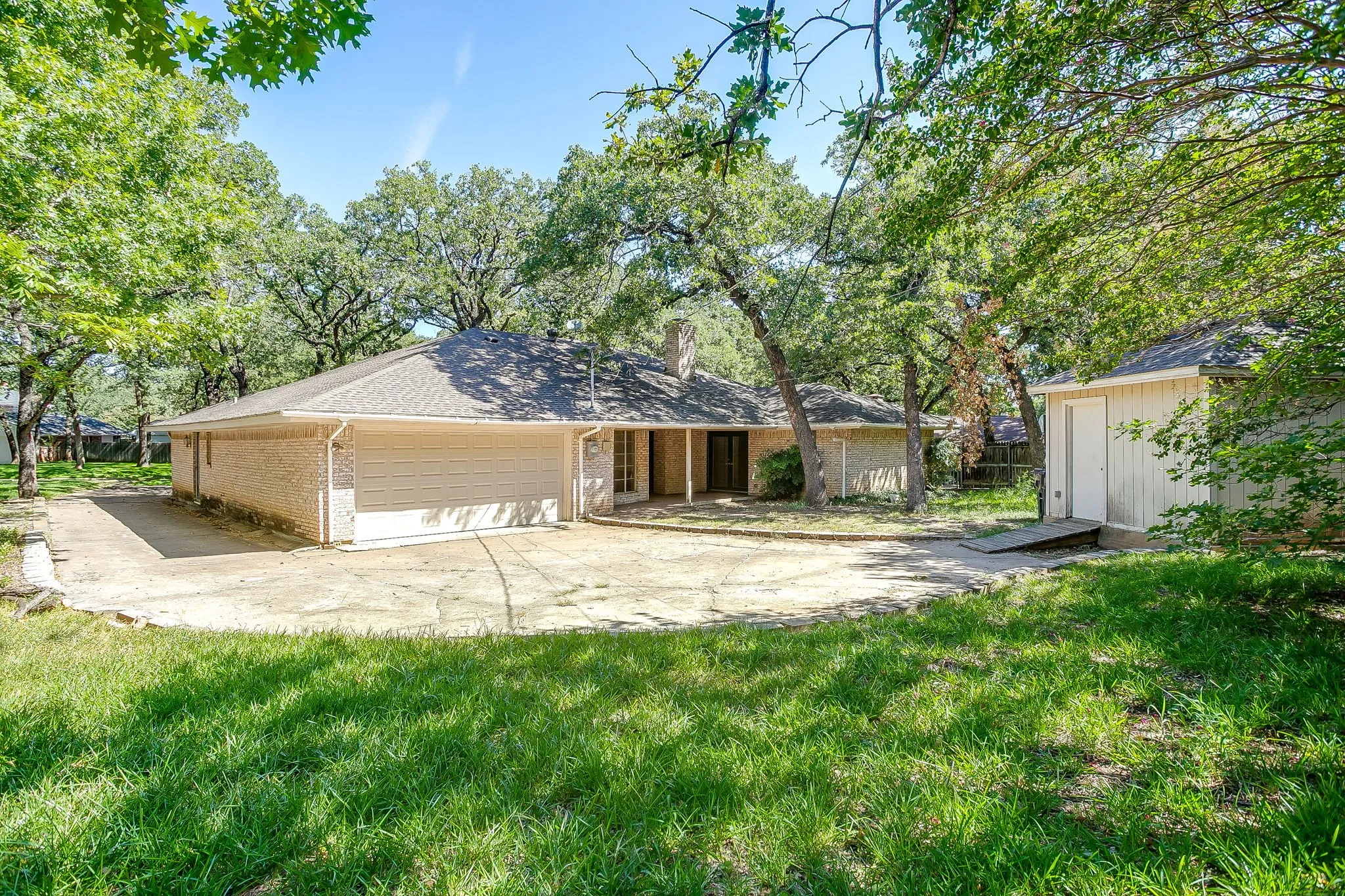 Single Family Residence For Sale in Tarrant County , 3410 Woodford Drive, Arlington, Texas 76013, 4 Bedroom, 3 Bathroom, 2 Garage spaces, 2,433 Sqft, built in 1968, mls#21339951, Real Estate Agent in Arlington, Homes For Sale in Tarrant county, Homes For Sale in Arlington, Realtor in Arlington Texas, Real Estate Brokerage Independent Realty Texas, Luminita Cordes Realtor