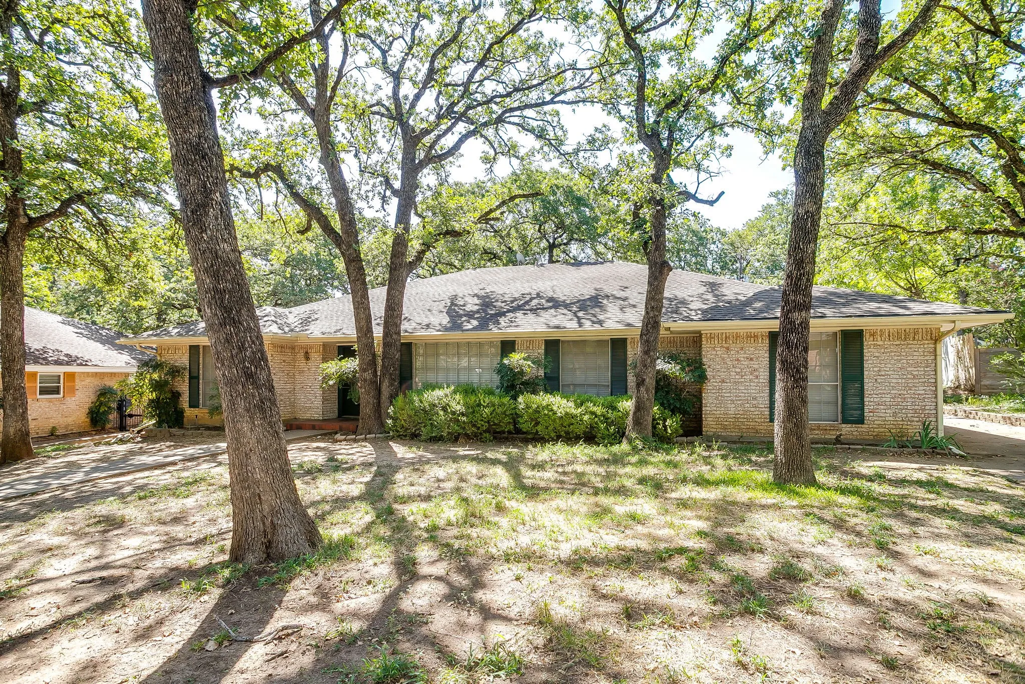 Single Family Residence For Sale in Tarrant County , 3410 Woodford Drive, Arlington, Texas 76013, 4 Bedroom, 3 Bathroom, 2 Garage spaces, 2,433 Sqft, built in 1968, mls#21339951, Real Estate Agent in Arlington, Homes For Sale in Tarrant county, Homes For Sale in Arlington, Realtor in Arlington Texas, Real Estate Brokerage Independent Realty Texas, Luminita Cordes Realtor