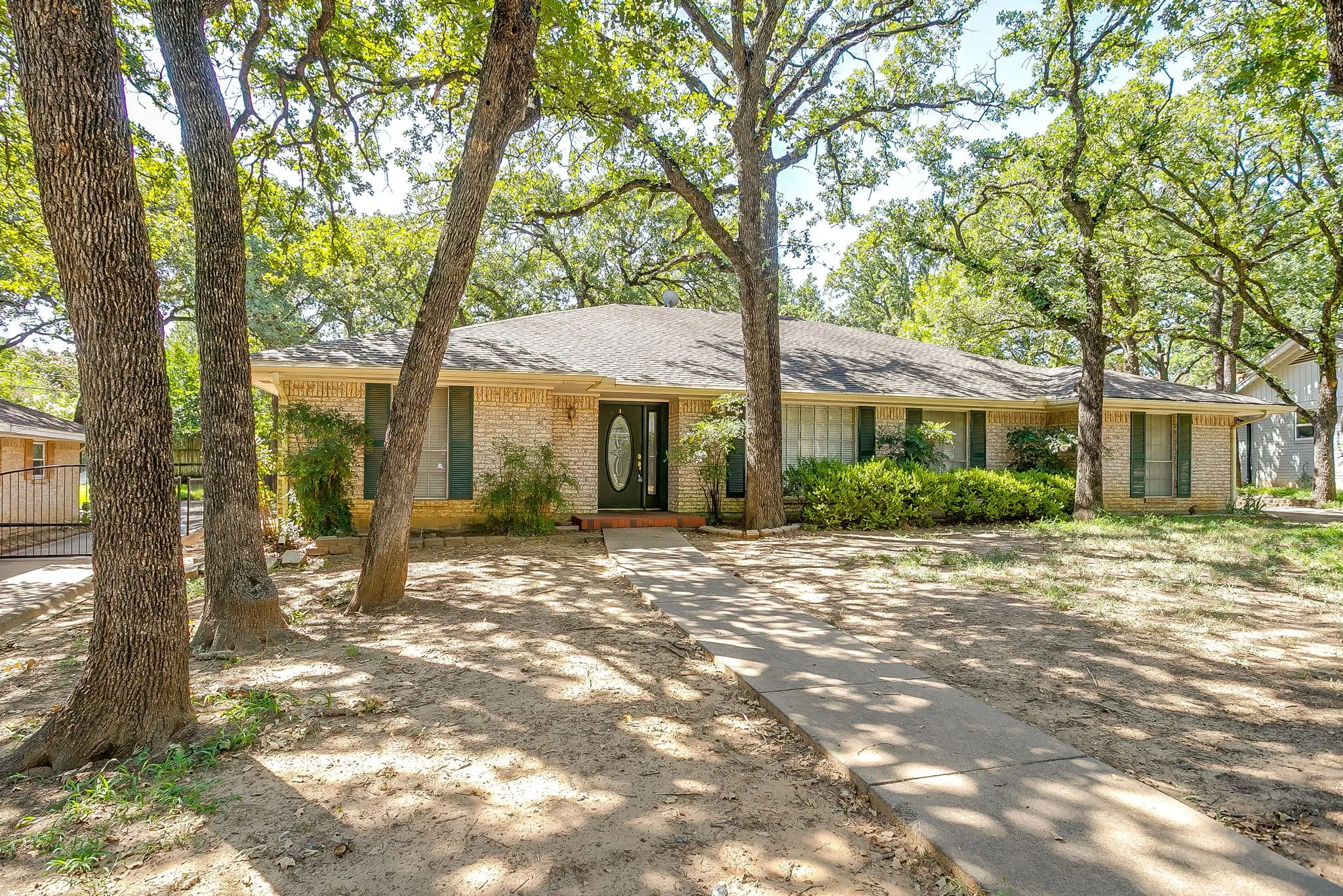 Single Family Residence For Sale in Tarrant County , 3410 Woodford Drive, Arlington, Texas 76013, 4 Bedroom, 3 Bathroom, 2 Garage spaces, 2,433 Sqft, built in 1968, mls#21339951, Real Estate Agent in Arlington, Homes For Sale in Tarrant county, Homes For Sale in Arlington, Realtor in Arlington Texas, Real Estate Brokerage Independent Realty Texas, Luminita Cordes Realtor