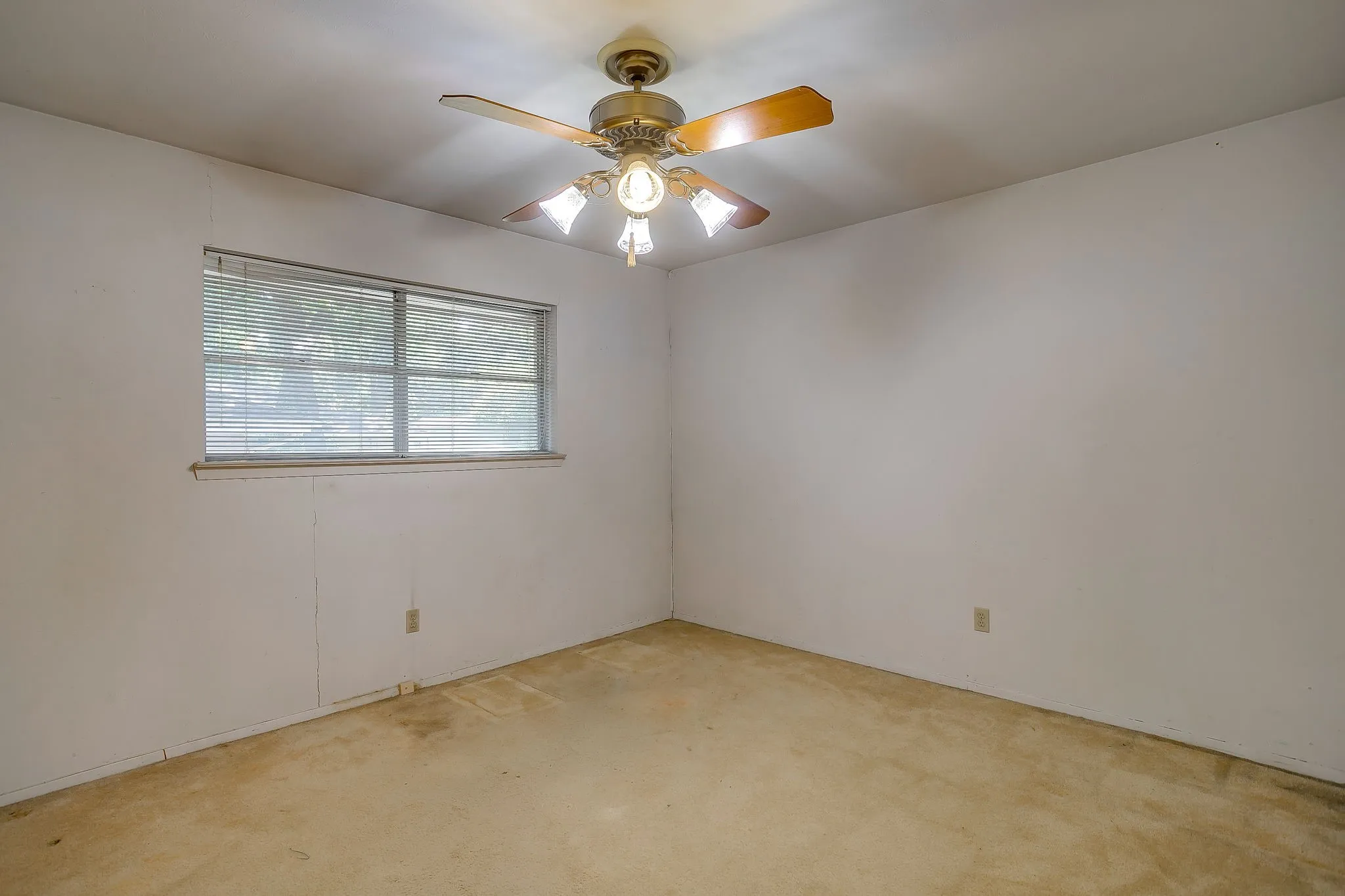 Single Family Residence For Sale in Tarrant County , 3410 Woodford Drive, Arlington, Texas 76013, 4 Bedroom, 3 Bathroom, 2 Garage spaces, 2,433 Sqft, built in 1968, mls#21339951, Real Estate Agent in Arlington, Homes For Sale in Tarrant county, Homes For Sale in Arlington, Realtor in Arlington Texas, Real Estate Brokerage Independent Realty Texas, Luminita Cordes Realtor