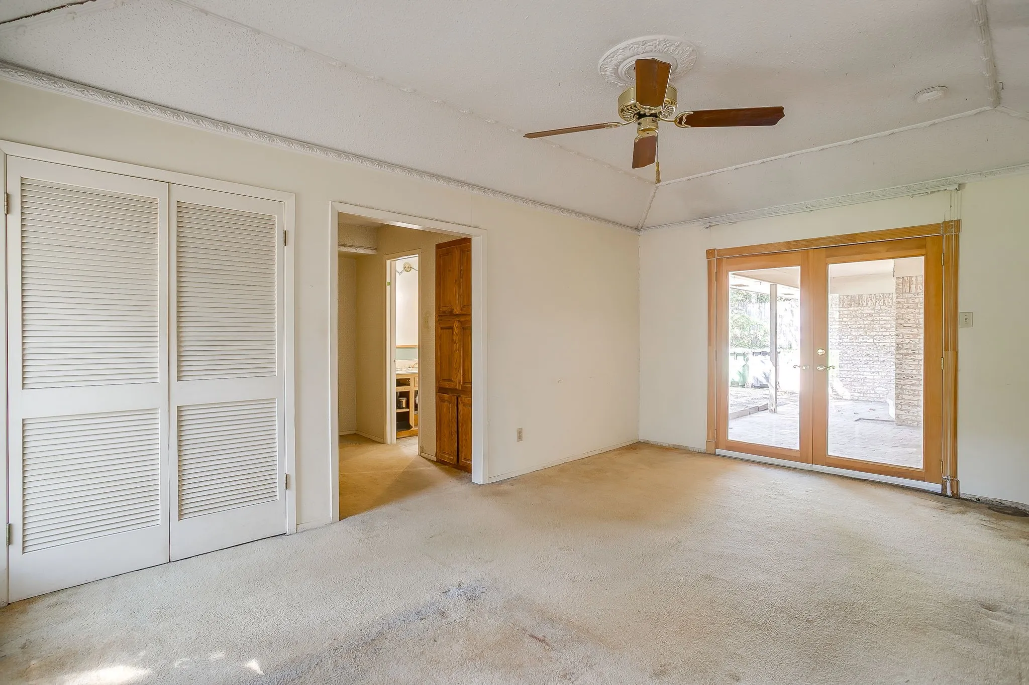 Single Family Residence For Sale in Tarrant County , 3410 Woodford Drive, Arlington, Texas 76013, 4 Bedroom, 3 Bathroom, 2 Garage spaces, 2,433 Sqft, built in 1968, mls#21339951, Real Estate Agent in Arlington, Homes For Sale in Tarrant county, Homes For Sale in Arlington, Realtor in Arlington Texas, Real Estate Brokerage Independent Realty Texas, Luminita Cordes Realtor