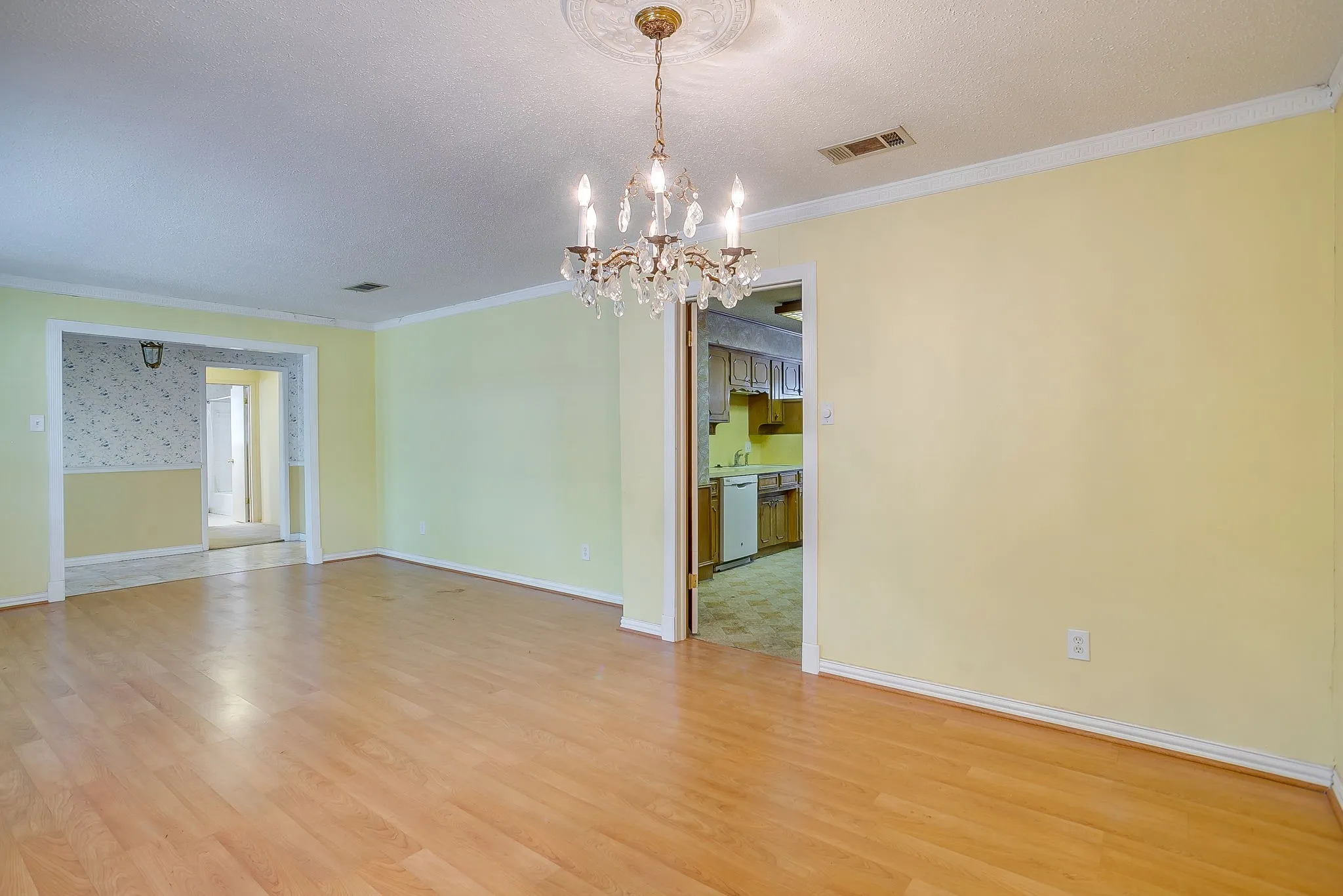 Single Family Residence For Sale in Tarrant County , 3410 Woodford Drive, Arlington, Texas 76013, 4 Bedroom, 3 Bathroom, 2 Garage spaces, 2,433 Sqft, built in 1968, mls#21339951, Real Estate Agent in Arlington, Homes For Sale in Tarrant county, Homes For Sale in Arlington, Realtor in Arlington Texas, Real Estate Brokerage Independent Realty Texas, Luminita Cordes Realtor