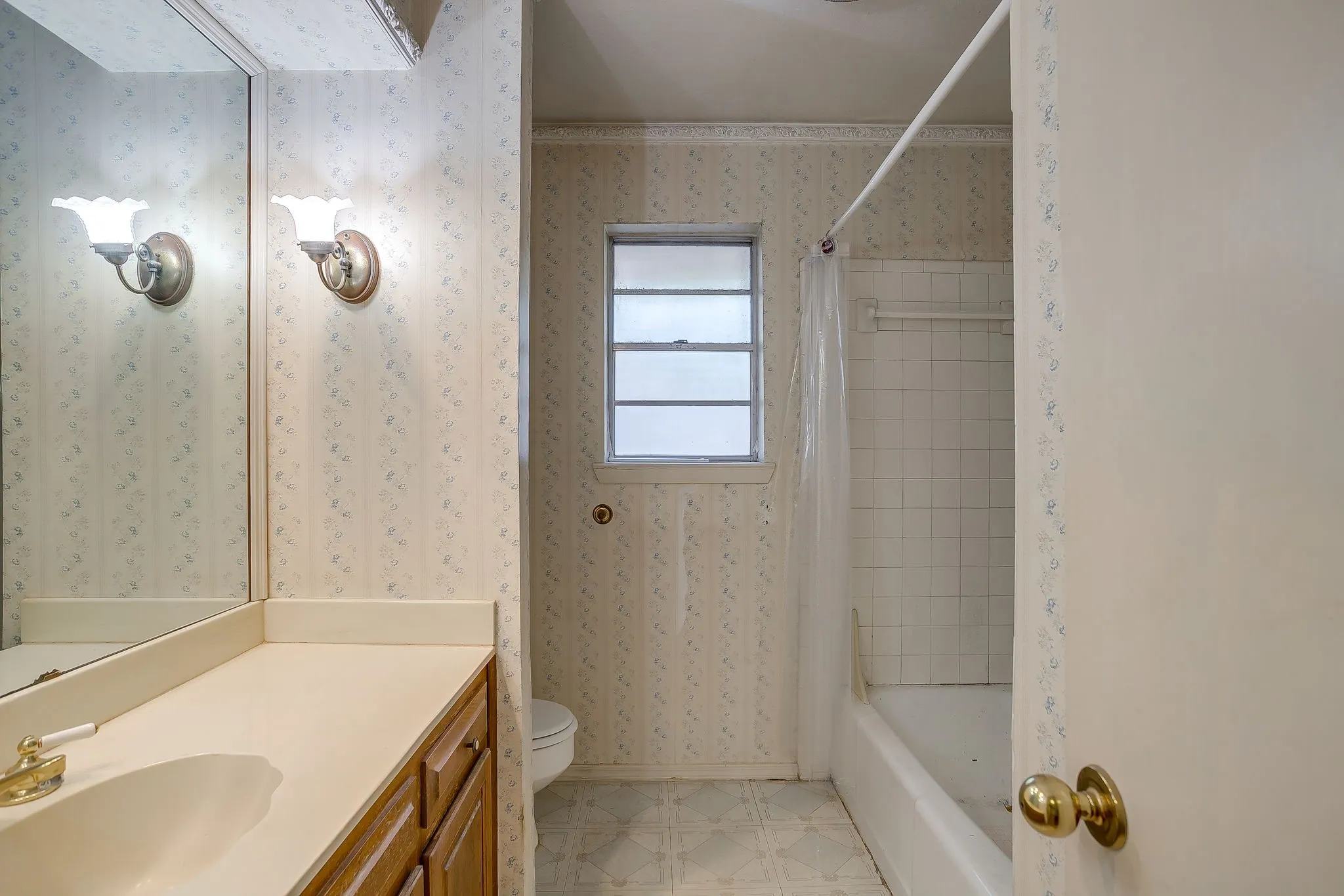 Single Family Residence For Sale in Tarrant County , 3410 Woodford Drive, Arlington, Texas 76013, 4 Bedroom, 3 Bathroom, 2 Garage spaces, 2,433 Sqft, built in 1968, mls#21339951, Real Estate Agent in Arlington, Homes For Sale in Tarrant county, Homes For Sale in Arlington, Realtor in Arlington Texas, Real Estate Brokerage Independent Realty Texas, Luminita Cordes Realtor