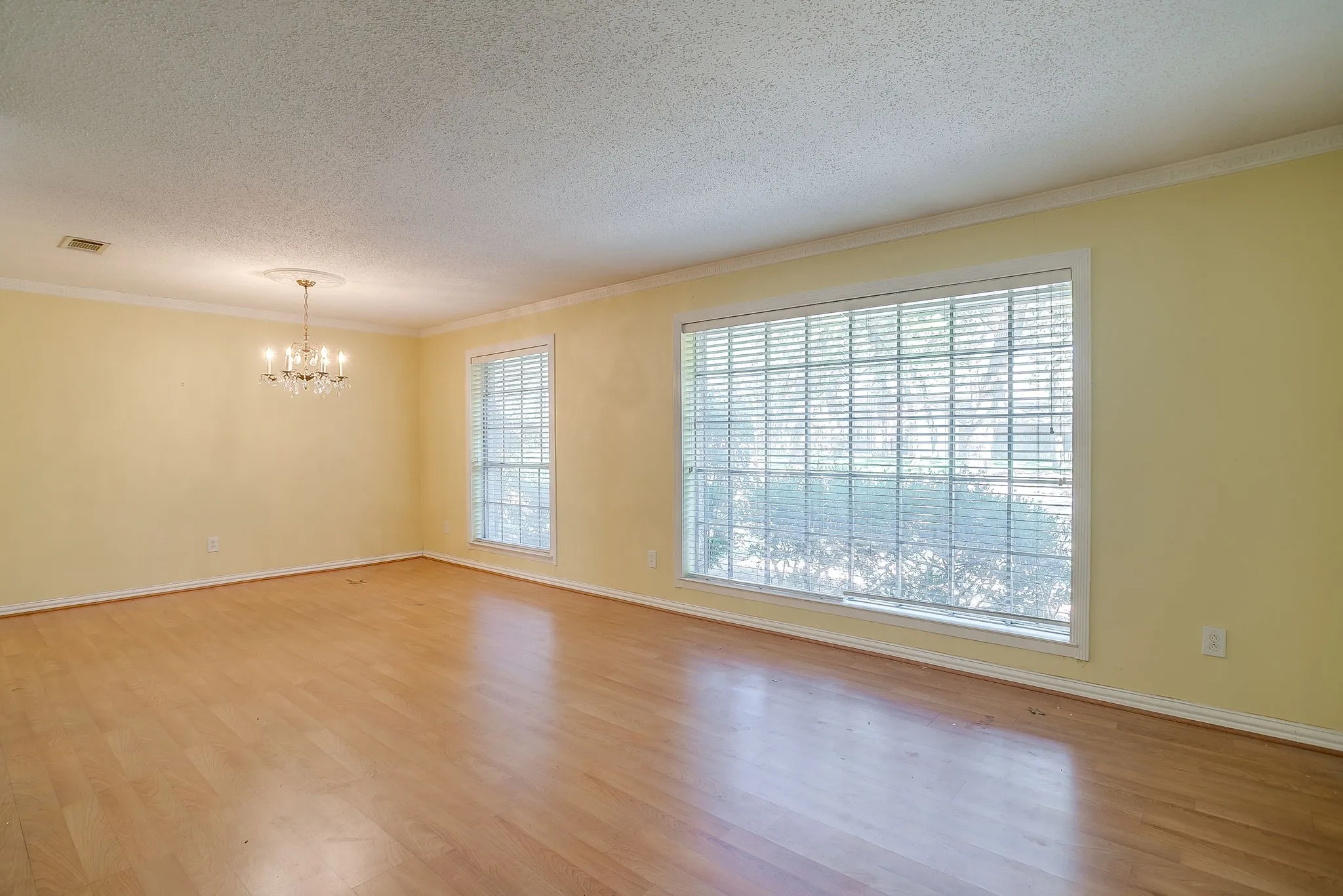 Single Family Residence For Sale in Tarrant County , 3410 Woodford Drive, Arlington, Texas 76013, 4 Bedroom, 3 Bathroom, 2 Garage spaces, 2,433 Sqft, built in 1968, mls#21339951, Real Estate Agent in Arlington, Homes For Sale in Tarrant county, Homes For Sale in Arlington, Realtor in Arlington Texas, Real Estate Brokerage Independent Realty Texas, Luminita Cordes Realtor