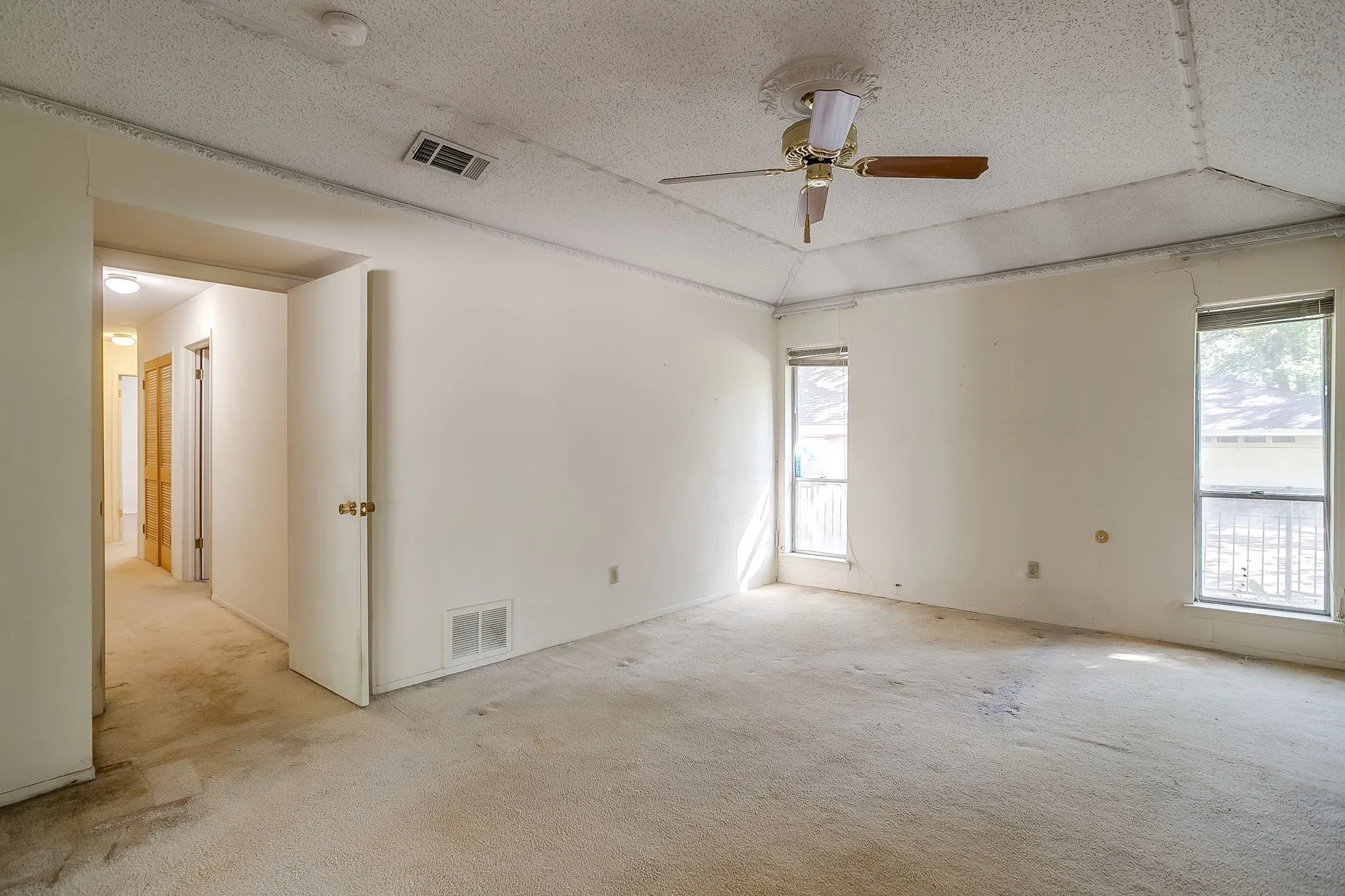 Single Family Residence For Sale in Tarrant County , 3410 Woodford Drive, Arlington, Texas 76013, 4 Bedroom, 3 Bathroom, 2 Garage spaces, 2,433 Sqft, built in 1968, mls#21339951, Real Estate Agent in Arlington, Homes For Sale in Tarrant county, Homes For Sale in Arlington, Realtor in Arlington Texas, Real Estate Brokerage Independent Realty Texas, Luminita Cordes Realtor