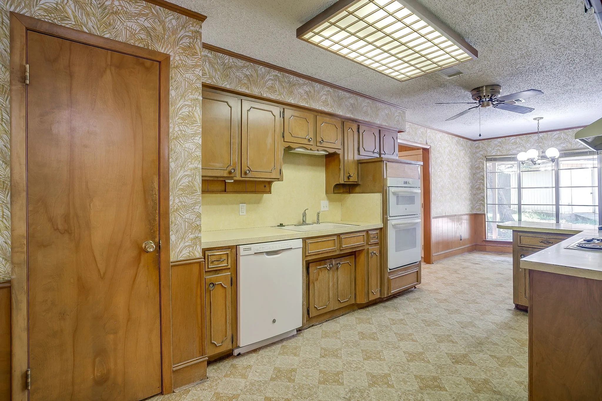 Single Family Residence For Sale in Tarrant County , 3410 Woodford Drive, Arlington, Texas 76013, 4 Bedroom, 3 Bathroom, 2 Garage spaces, 2,433 Sqft, built in 1968, mls#21339951, Real Estate Agent in Arlington, Homes For Sale in Tarrant county, Homes For Sale in Arlington, Realtor in Arlington Texas, Real Estate Brokerage Independent Realty Texas, Luminita Cordes Realtor