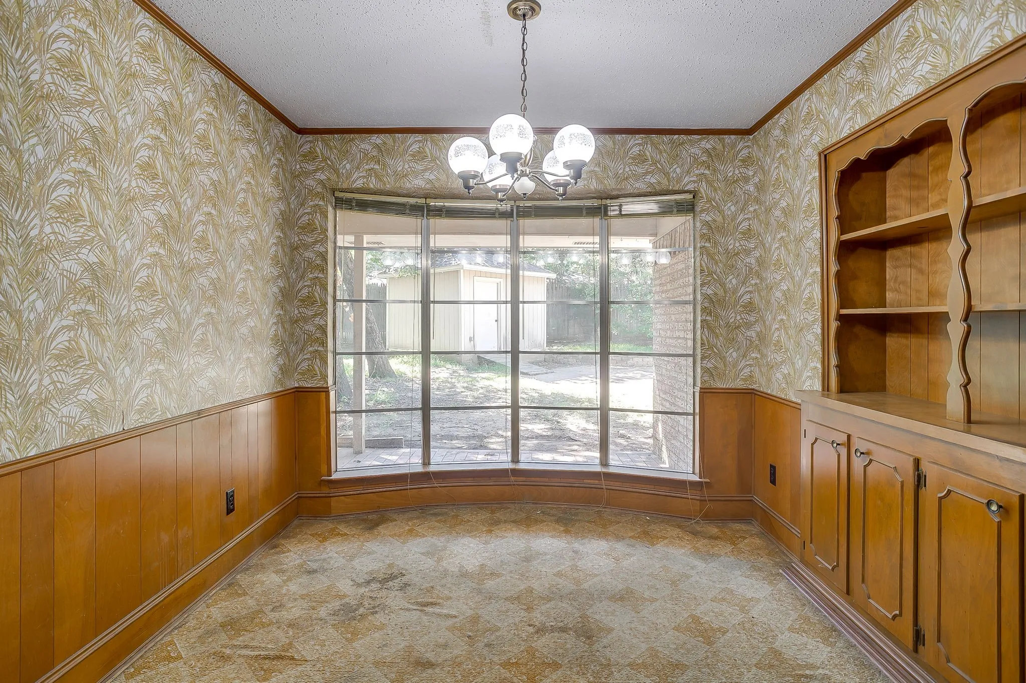Single Family Residence For Sale in Tarrant County , 3410 Woodford Drive, Arlington, Texas 76013, 4 Bedroom, 3 Bathroom, 2 Garage spaces, 2,433 Sqft, built in 1968, mls#21339951, Real Estate Agent in Arlington, Homes For Sale in Tarrant county, Homes For Sale in Arlington, Realtor in Arlington Texas, Real Estate Brokerage Independent Realty Texas, Luminita Cordes Realtor