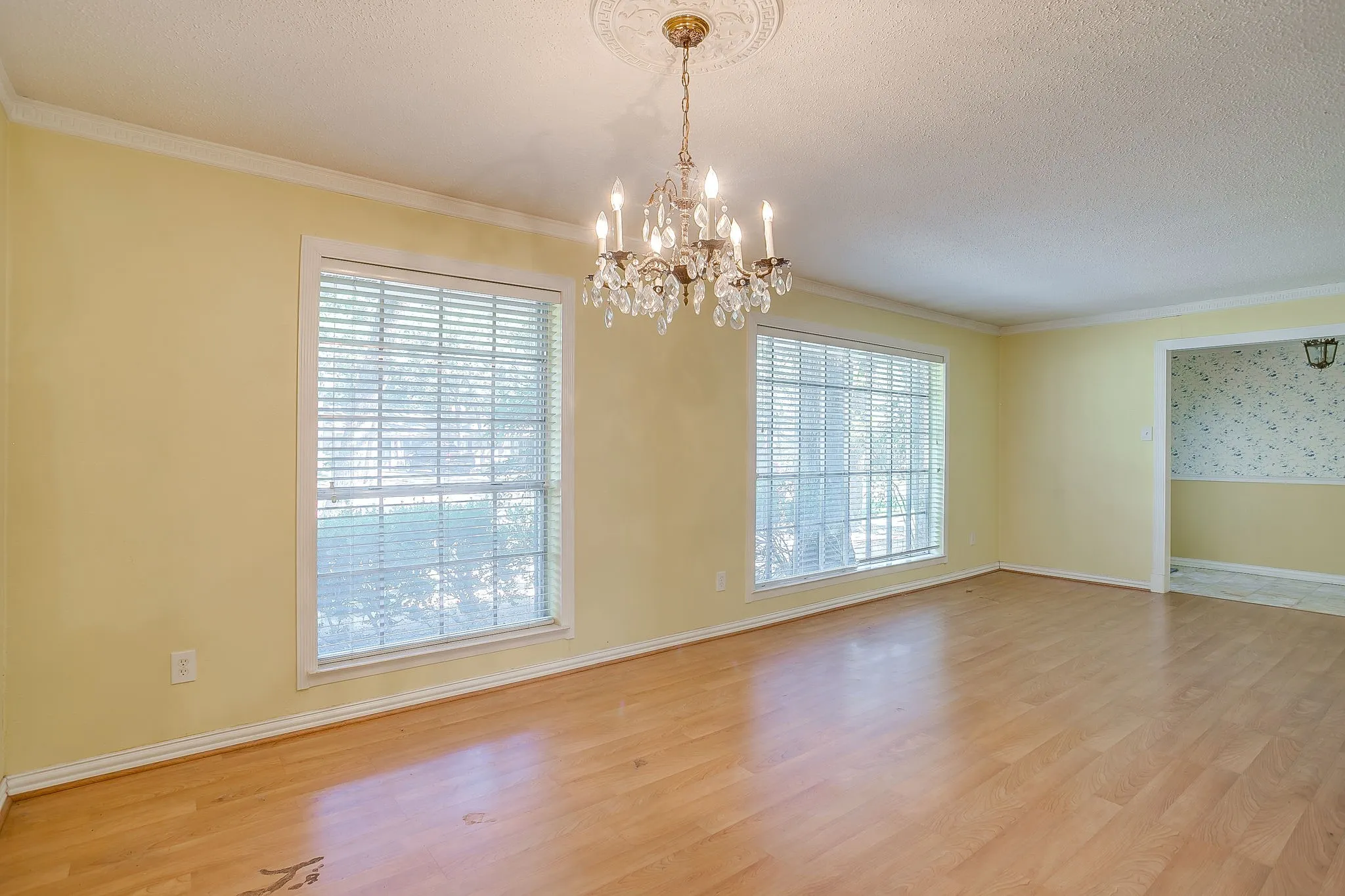 Single Family Residence For Sale in Tarrant County , 3410 Woodford Drive, Arlington, Texas 76013, 4 Bedroom, 3 Bathroom, 2 Garage spaces, 2,433 Sqft, built in 1968, mls#21339951, Real Estate Agent in Arlington, Homes For Sale in Tarrant county, Homes For Sale in Arlington, Realtor in Arlington Texas, Real Estate Brokerage Independent Realty Texas, Luminita Cordes Realtor