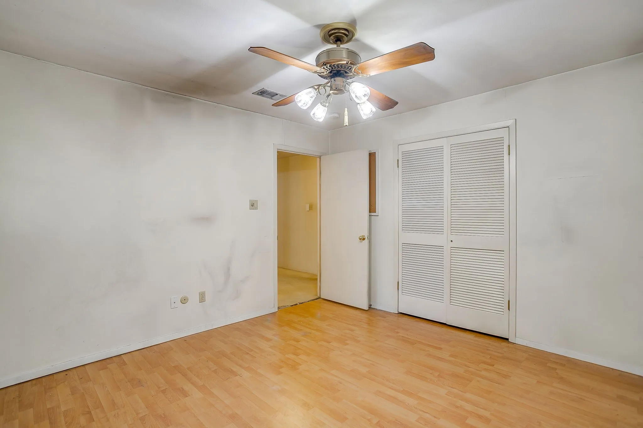 Single Family Residence For Sale in Tarrant County , 3410 Woodford Drive, Arlington, Texas 76013, 4 Bedroom, 3 Bathroom, 2 Garage spaces, 2,433 Sqft, built in 1968, mls#21339951, Real Estate Agent in Arlington, Homes For Sale in Tarrant county, Homes For Sale in Arlington, Realtor in Arlington Texas, Real Estate Brokerage Independent Realty Texas, Luminita Cordes Realtor