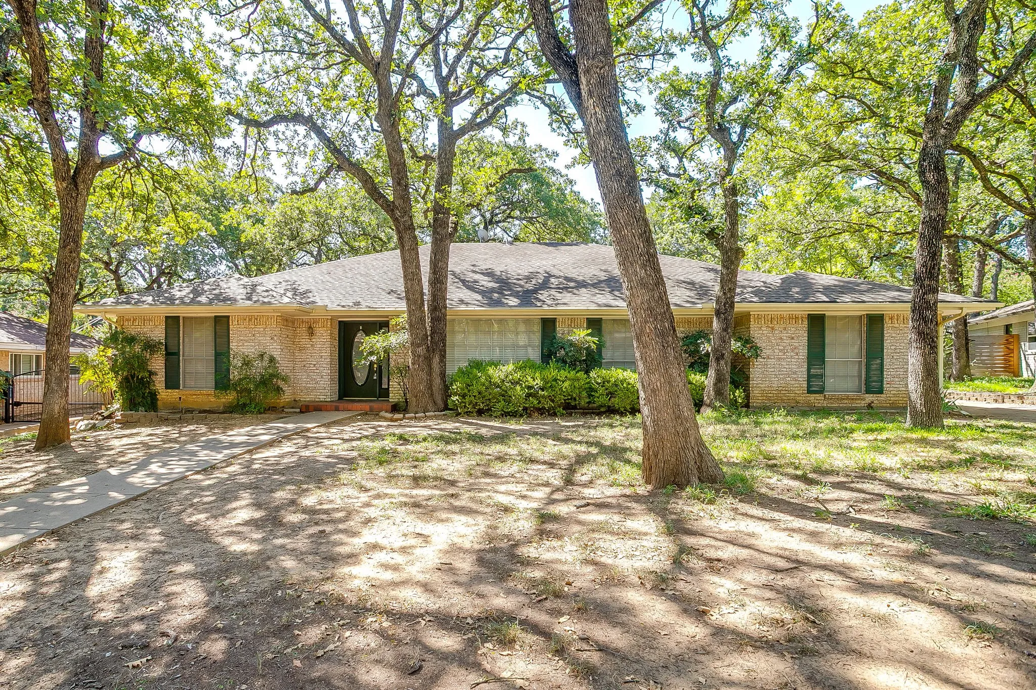 Single Family Residence For Sale in Tarrant County , 3410 Woodford Drive, Arlington, Texas 76013, 4 Bedroom, 3 Bathroom, 2 Garage spaces, 2,433 Sqft, built in 1968, mls#21339951, Real Estate Agent in Arlington, Homes For Sale in Tarrant county, Homes For Sale in Arlington, Realtor in Arlington Texas, Real Estate Brokerage Independent Realty Texas, Luminita Cordes Realtor