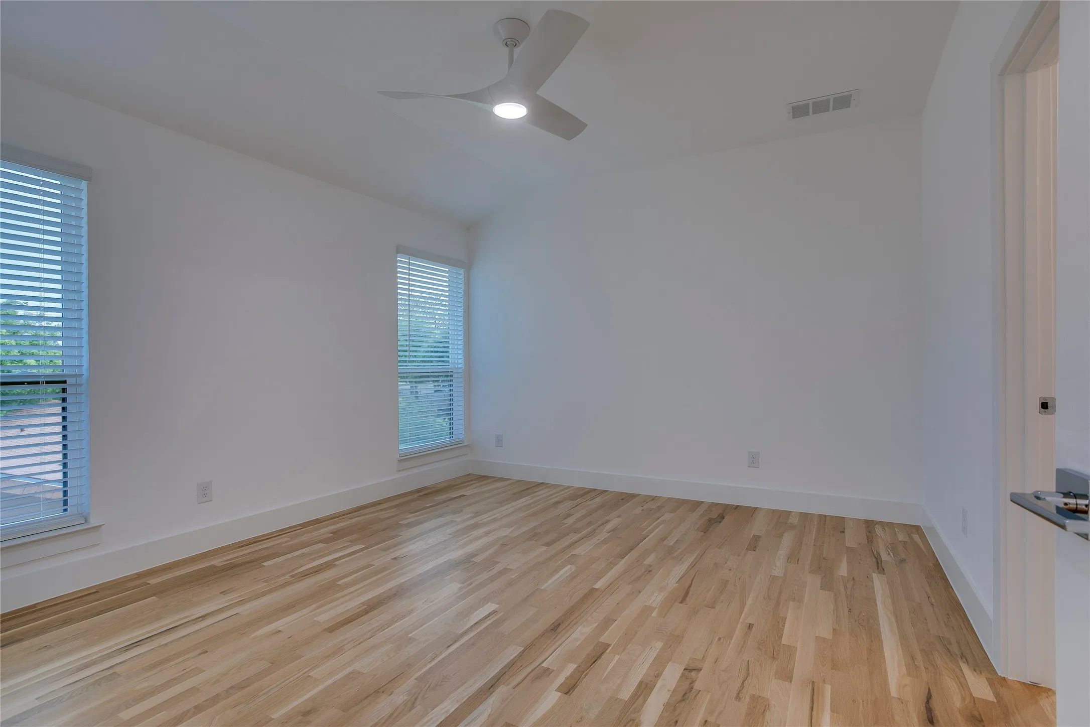 Single Family Residence For Rent in Dallas County , 2313 S Vernon Avenue, Dallas, Texas 75224, 3 Bedroom, 4 Bathroom, 1 Garage spaces, 2,000 Sqft, built in 2025, mls#21344141, Real Estate Agent in Dallas, Homes For Rent in Dallas county, Homes For Rent in Dallas, Realtor in Dallas Texas, Real Estate Brokerage Independent Realty Texas, Luminita Cordes Realtor