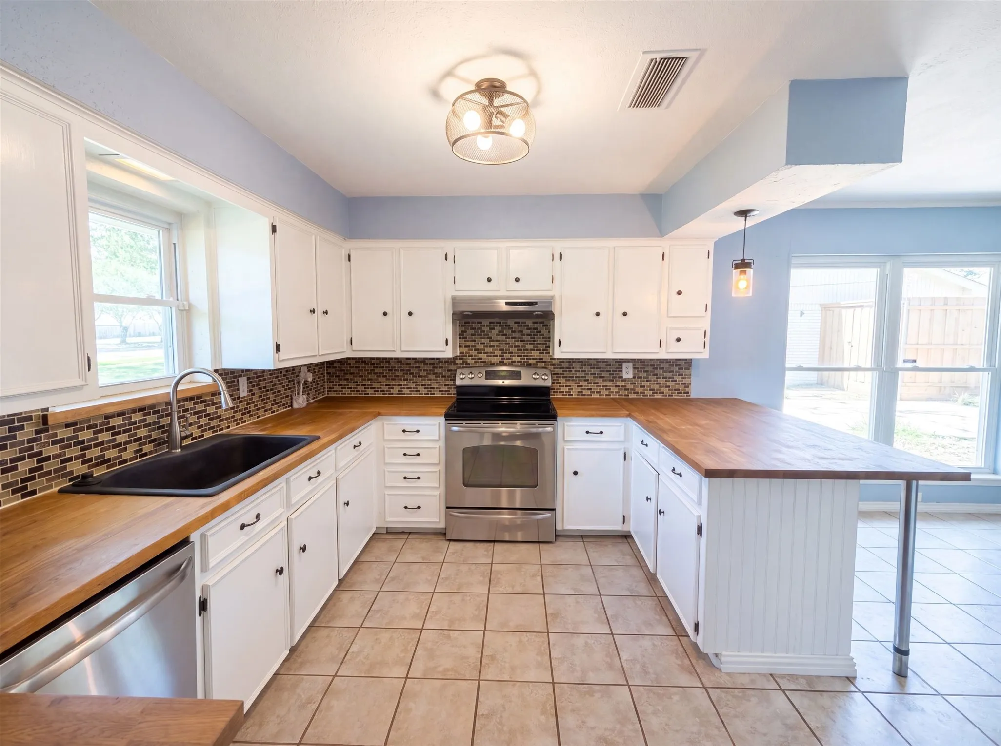Single Family Residence For Sale in Dallas County , 1115 N Waterview Drive, Richardson, Texas 75080, 3 Bedroom, 2 Bathroom, 2 Garage spaces, 1,914 Sqft, built in 1970, mls#21344551, Real Estate Agent in Richardson, Homes For Sale in Dallas county, Homes For Sale in Richardson, Realtor in Richardson Texas, Real Estate Brokerage Independent Realty Texas, Luminita Cordes Realtor
