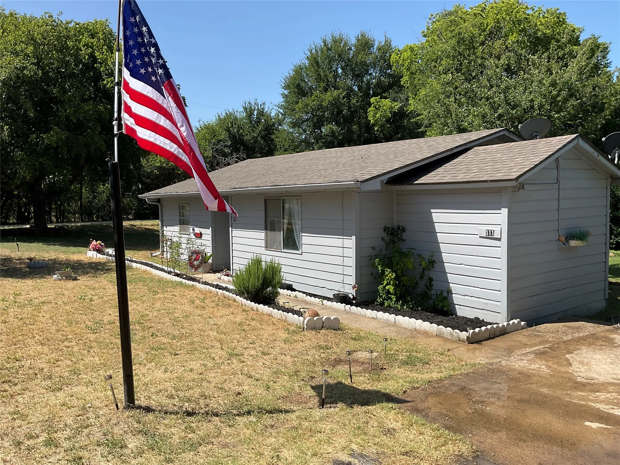 Single Family Residence For Sale in Hill County , 111 Canyon Drive, Whitney, Texas 76692, 2 Bedroom, 1 Bathroom, Garage spaces, 808 Sqft, built in 1977, mls#21331251, Real Estate Agent in Whitney, Homes For Sale in Hill county, Homes For Sale in Whitney, Realtor in Whitney Texas, Real Estate Brokerage Independent Realty Texas, Luminita Cordes Realtor