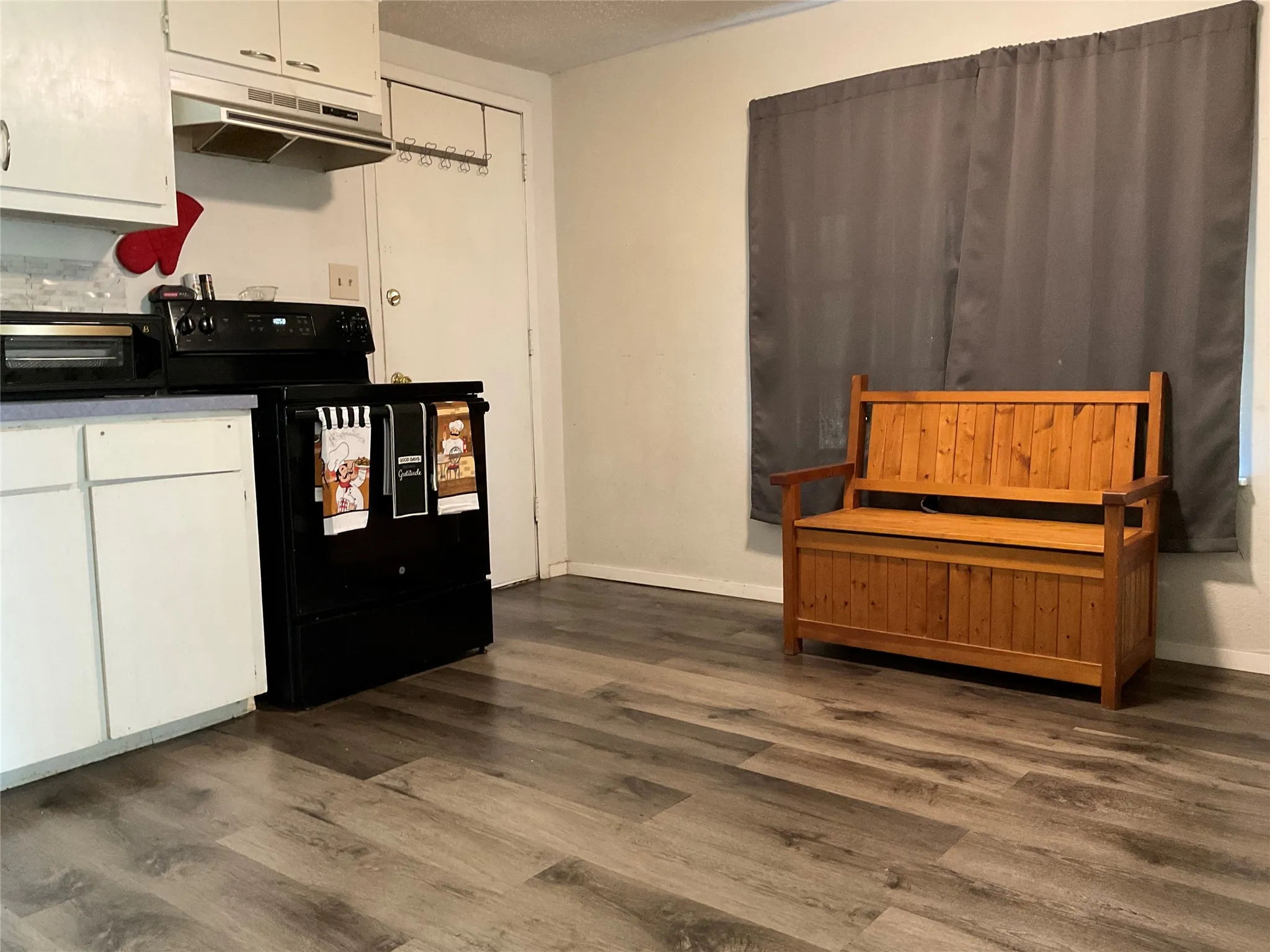 Single Family Residence For Sale in Hill County , 111 Canyon Drive, Whitney, Texas 76692, 2 Bedroom, 1 Bathroom, Garage spaces, 808 Sqft, built in 1977, mls#21331251, Real Estate Agent in Whitney, Homes For Sale in Hill county, Homes For Sale in Whitney, Realtor in Whitney Texas, Real Estate Brokerage Independent Realty Texas, Luminita Cordes Realtor