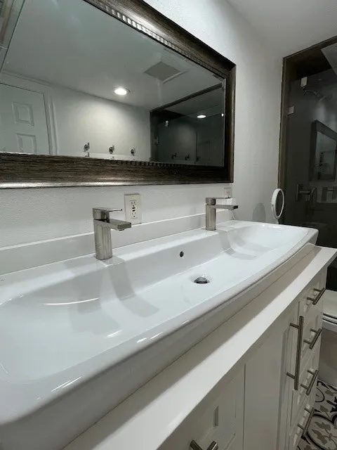 Condominium For Sale in Dallas County , 5407 Bryan Street A206, Dallas, Texas 75206, 2 Bedroom, 3 Bathroom, 2 Garage spaces, 1,250 Sqft, built in 1985, mls#21341967, Real Estate Agent in Dallas, Homes For Sale in Dallas county, Homes For Sale in Dallas, Realtor in Dallas Texas, Real Estate Brokerage Independent Realty Texas, Luminita Cordes Realtor