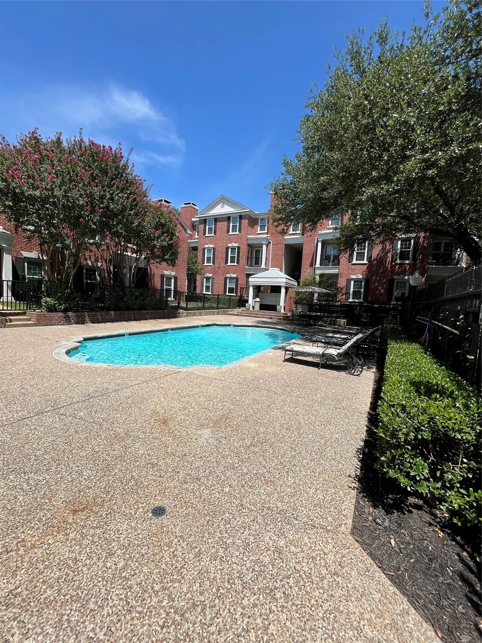 Condominium For Sale in Dallas County , 5407 Bryan Street A206, Dallas, Texas 75206, 2 Bedroom, 3 Bathroom, 2 Garage spaces, 1,250 Sqft, built in 1985, mls#21341967, Real Estate Agent in Dallas, Homes For Sale in Dallas county, Homes For Sale in Dallas, Realtor in Dallas Texas, Real Estate Brokerage Independent Realty Texas, Luminita Cordes Realtor