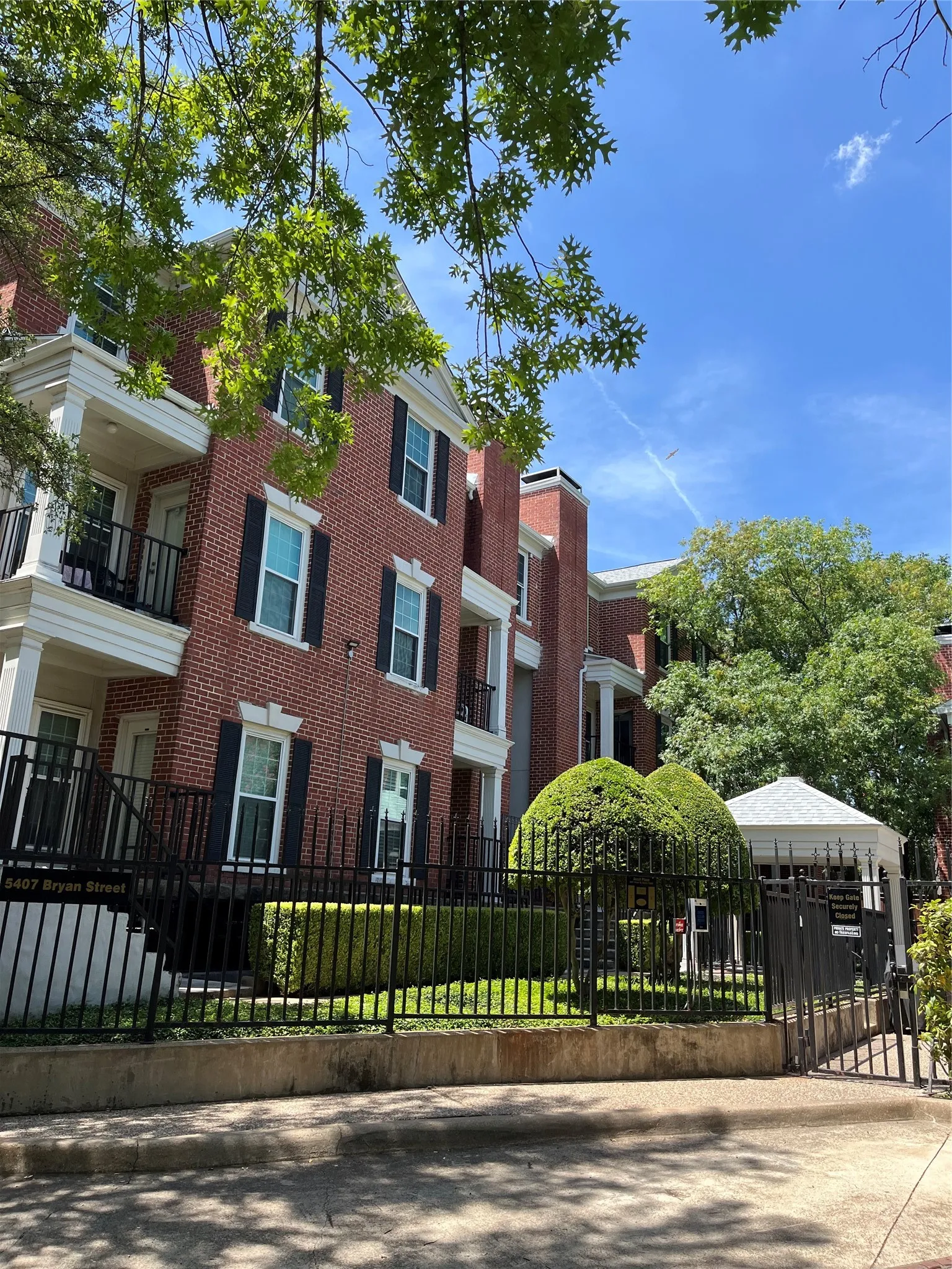 Condominium For Sale in Dallas County , 5407 Bryan Street A206, Dallas, Texas 75206, 2 Bedroom, 3 Bathroom, 2 Garage spaces, 1,250 Sqft, built in 1985, mls#21341967, Real Estate Agent in Dallas, Homes For Sale in Dallas county, Homes For Sale in Dallas, Realtor in Dallas Texas, Real Estate Brokerage Independent Realty Texas, Luminita Cordes Realtor