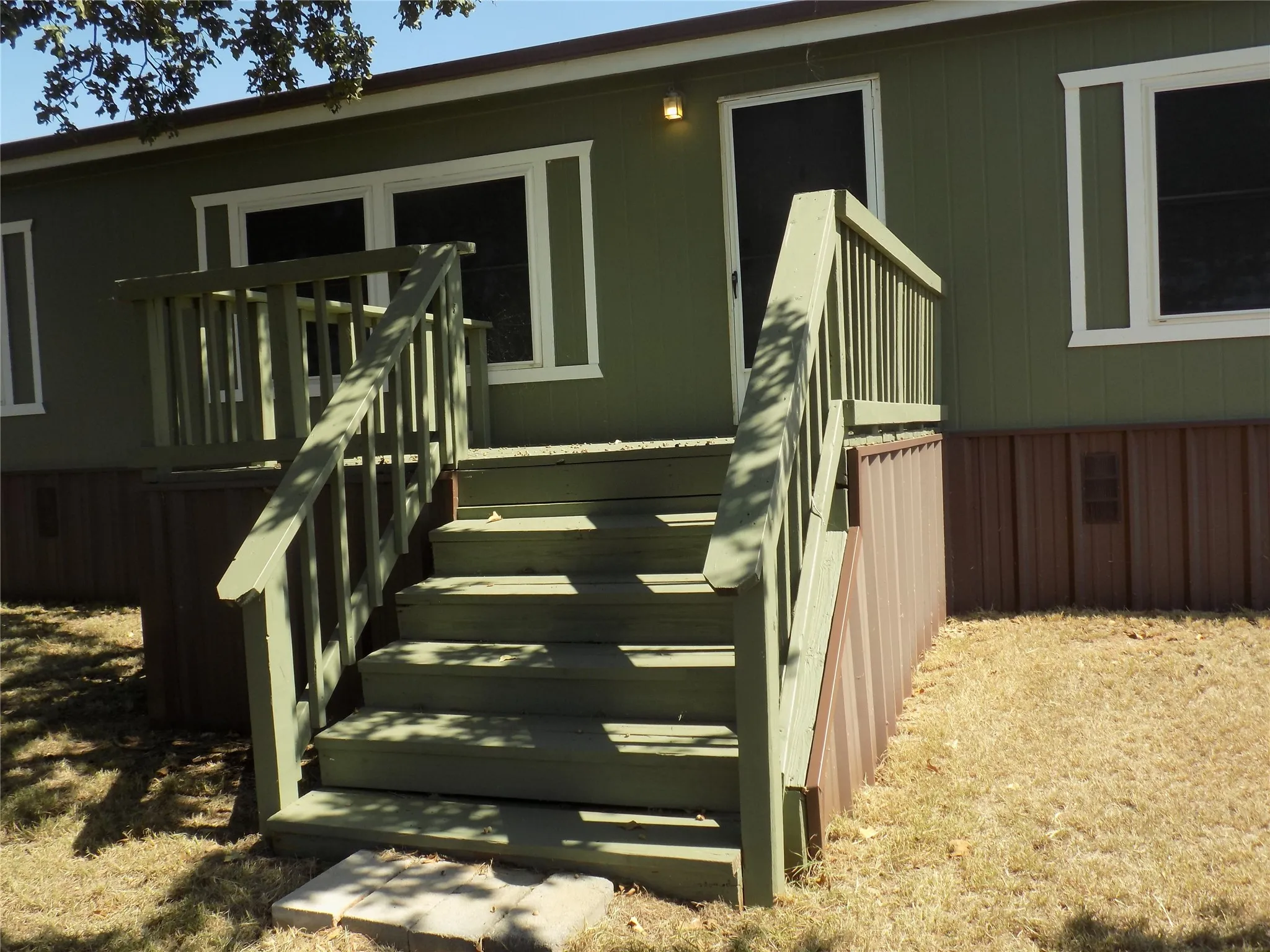 Wide stairway to front entry.