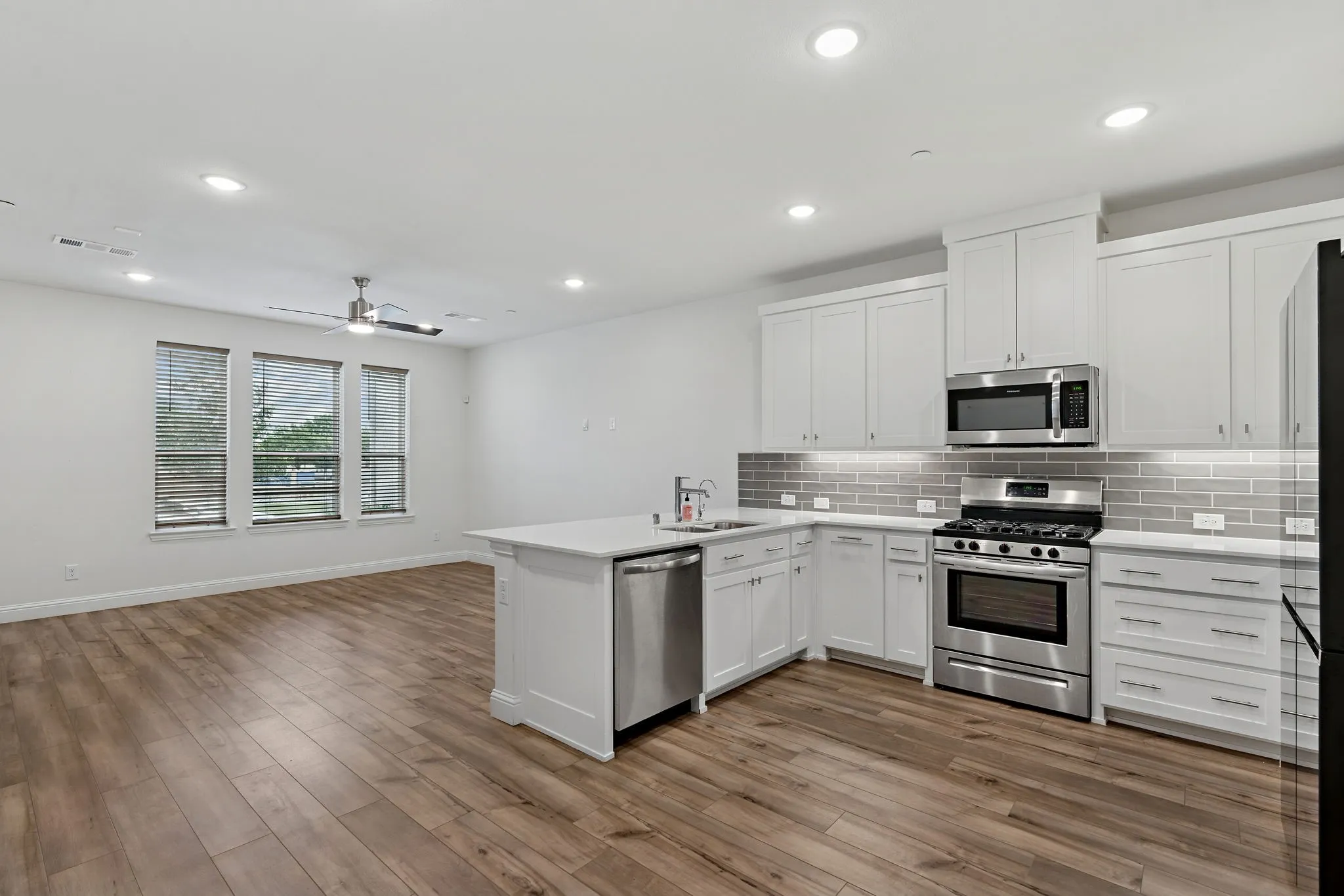 Townhouse For Sale in Tarrant County , 4425 Union Street, North Richland Hills, Texas 76180, 3 Bedroom, 3 Bathroom, 2 Garage spaces, 1,686 Sqft, built in 2022, mls#21339609, Real Estate Agent in North Richland Hills, Homes For Sale in Tarrant county, Homes For Sale in North Richland Hills, Realtor in North Richland Hills Texas, Real Estate Brokerage Independent Realty Texas, Luminita Cordes Realtor