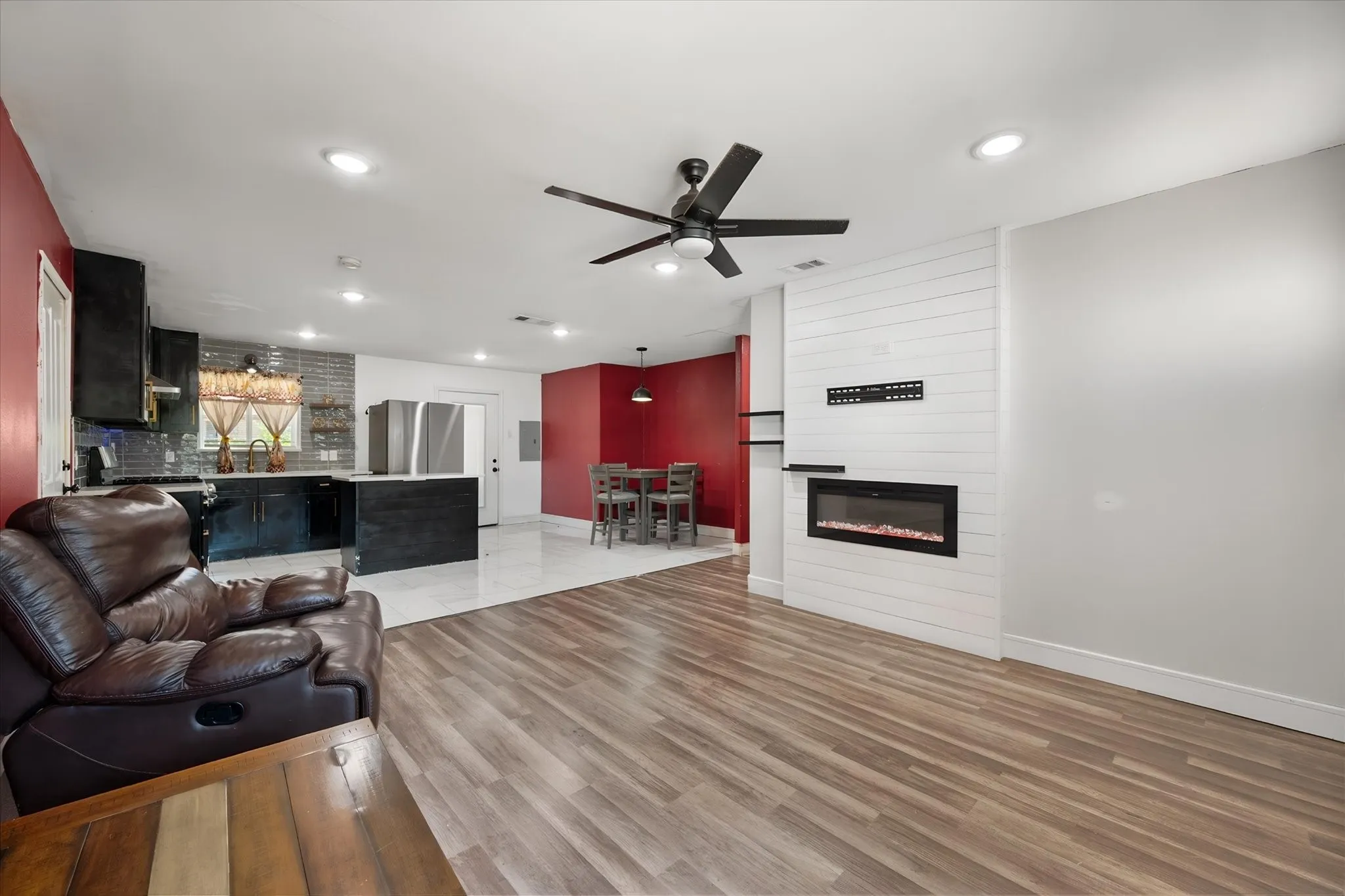 Single Family Residence For Sale in Tarrant County , 2611 Hardy Place, Arlington, Texas 76010, 3 Bedroom, 2 Bathroom, 1 Garage spaces, 1,214 Sqft, built in 1961, Price $245,000, mls#21344556, Real Estate Agent in Arlington, Homes For Sale in Tarrant county, Homes For Sale in Arlington, Realtor in Arlington Texas, Real Estate Brokerage Independent Realty Texas, Luminita Cordes Realtor