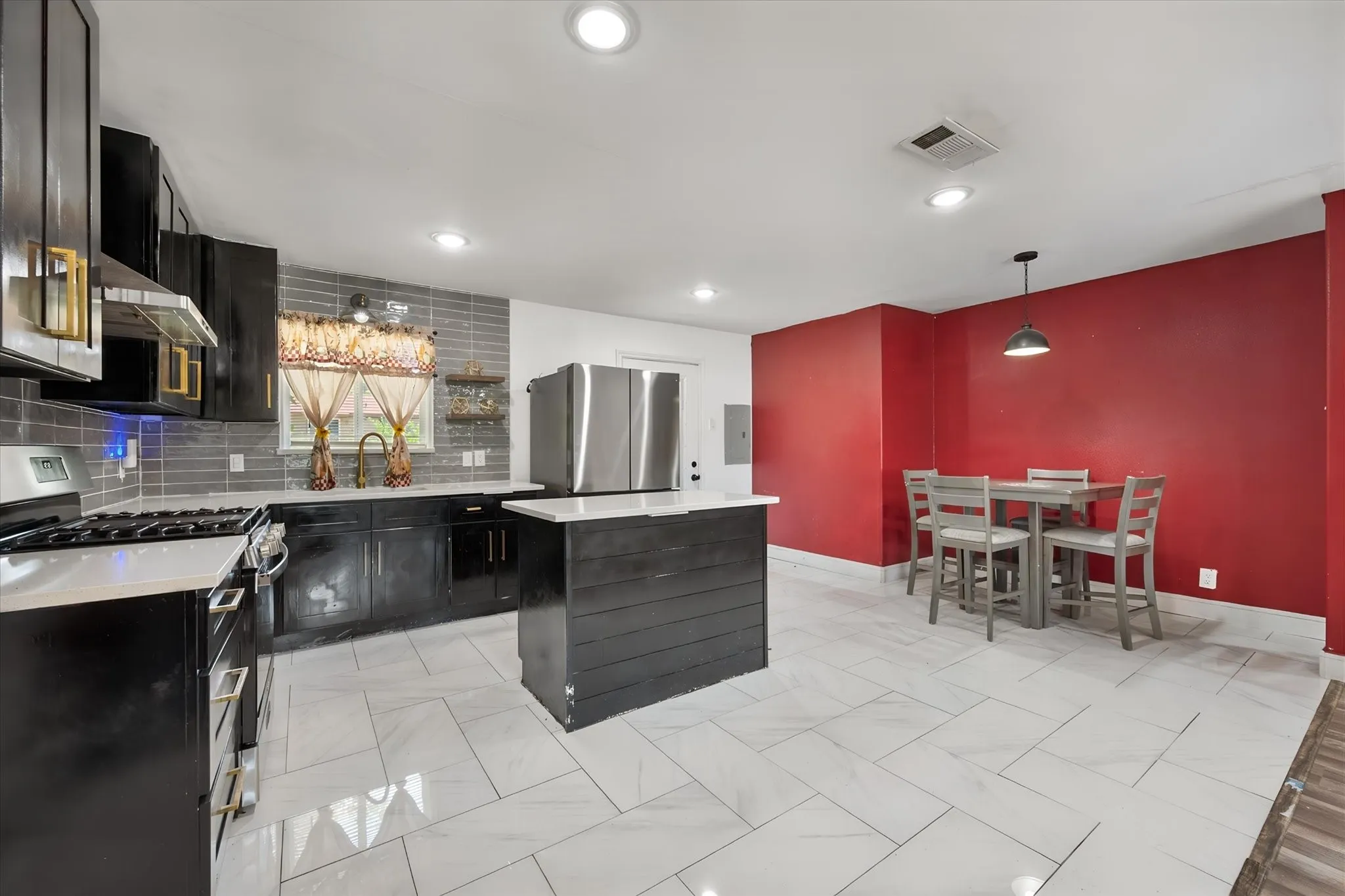 Single Family Residence For Sale in Tarrant County , 2611 Hardy Place, Arlington, Texas 76010, 3 Bedroom, 2 Bathroom, 1 Garage spaces, 1,214 Sqft, built in 1961, Price $245,000, mls#21344556, Real Estate Agent in Arlington, Homes For Sale in Tarrant county, Homes For Sale in Arlington, Realtor in Arlington Texas, Real Estate Brokerage Independent Realty Texas, Luminita Cordes Realtor