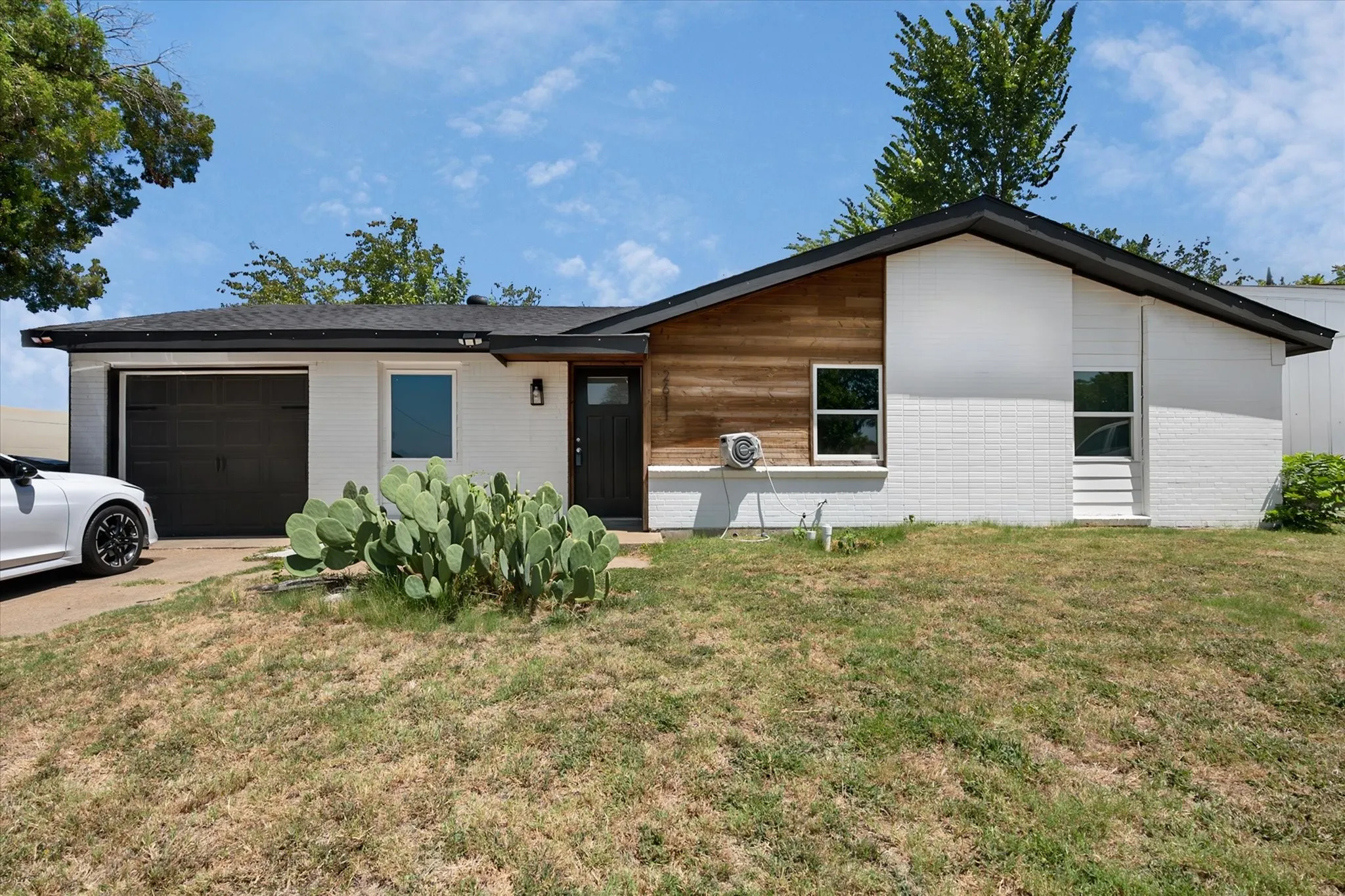 Single Family Residence For Sale in Tarrant County , 2611 Hardy Place, Arlington, Texas 76010, 3 Bedroom, 2 Bathroom, 1 Garage spaces, 1,214 Sqft, built in 1961, Price $245,000, mls#21344556, Real Estate Agent in Arlington, Homes For Sale in Tarrant county, Homes For Sale in Arlington, Realtor in Arlington Texas, Real Estate Brokerage Independent Realty Texas, Luminita Cordes Realtor