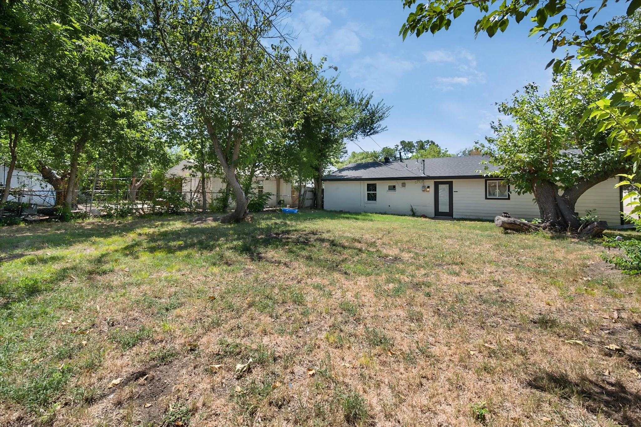 Single Family Residence For Sale in Tarrant County , 2611 Hardy Place, Arlington, Texas 76010, 3 Bedroom, 2 Bathroom, 1 Garage spaces, 1,214 Sqft, built in 1961, Price $245,000, mls#21344556, Real Estate Agent in Arlington, Homes For Sale in Tarrant county, Homes For Sale in Arlington, Realtor in Arlington Texas, Real Estate Brokerage Independent Realty Texas, Luminita Cordes Realtor