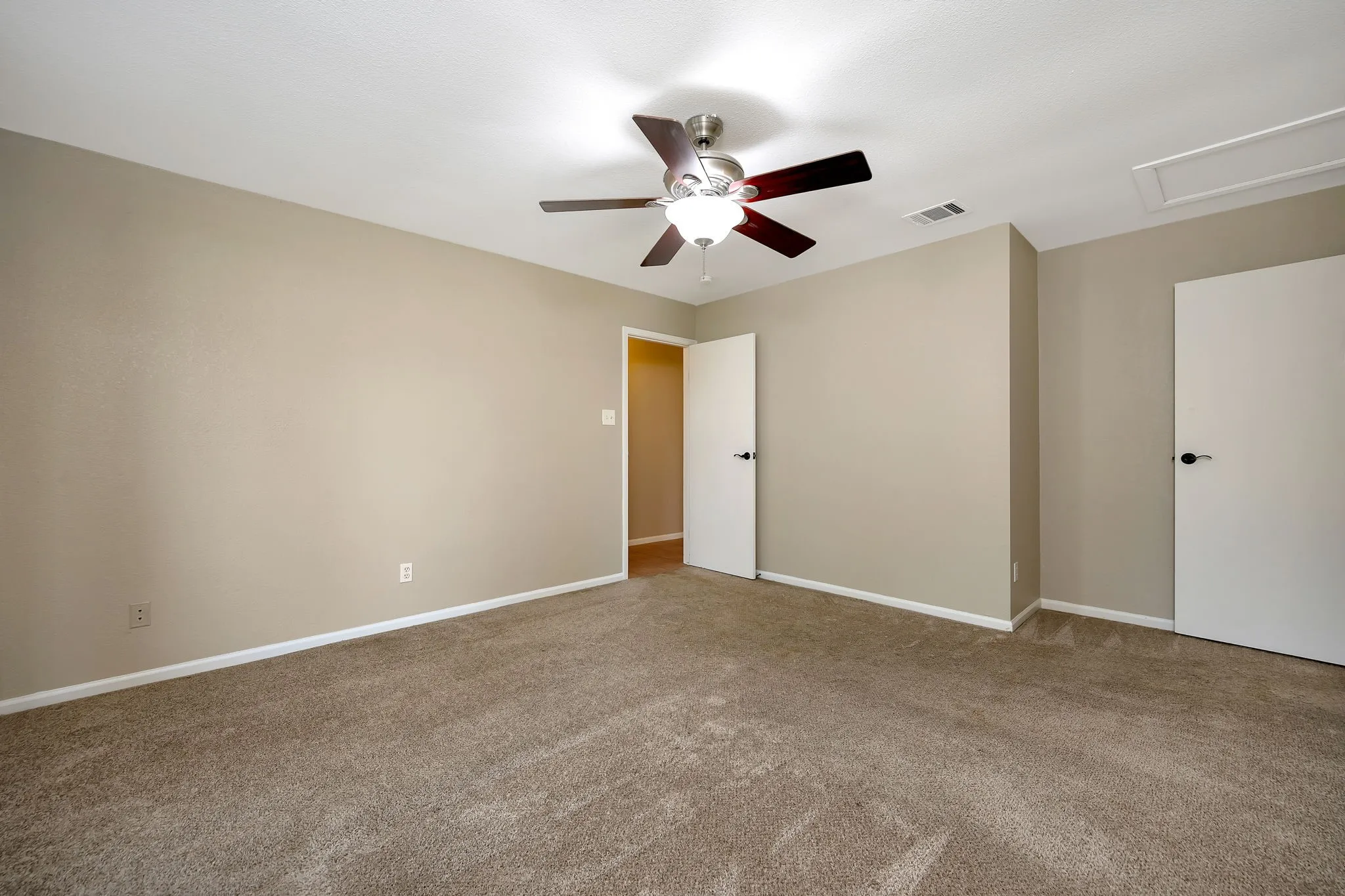 Single Family Residence For Sale in Dallas County , 934 Mapleleaf Lane, Coppell, Texas 75019, 3 Bedroom, 2 Bathroom, Garage spaces, 1,389 Sqft, built in 1983, Price $354,950, mls#21344384, Real Estate Agent in Coppell, Homes For Sale in Dallas county, Homes For Sale in Coppell, Realtor in Coppell Texas, Real Estate Brokerage Independent Realty Texas, Luminita Cordes Realtor