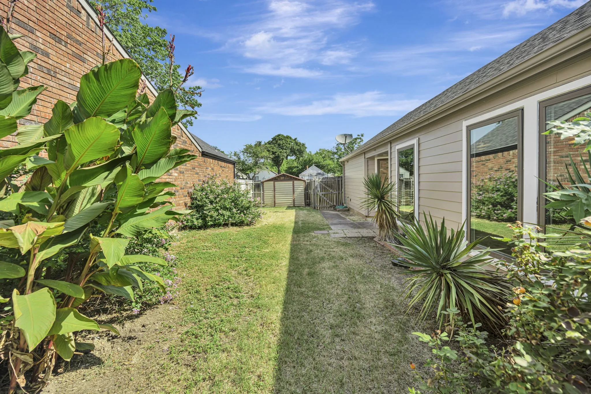 Single Family Residence For Sale in Dallas County , 934 Mapleleaf Lane, Coppell, Texas 75019, 3 Bedroom, 2 Bathroom, Garage spaces, 1,389 Sqft, built in 1983, Price $354,950, mls#21344384, Real Estate Agent in Coppell, Homes For Sale in Dallas county, Homes For Sale in Coppell, Realtor in Coppell Texas, Real Estate Brokerage Independent Realty Texas, Luminita Cordes Realtor