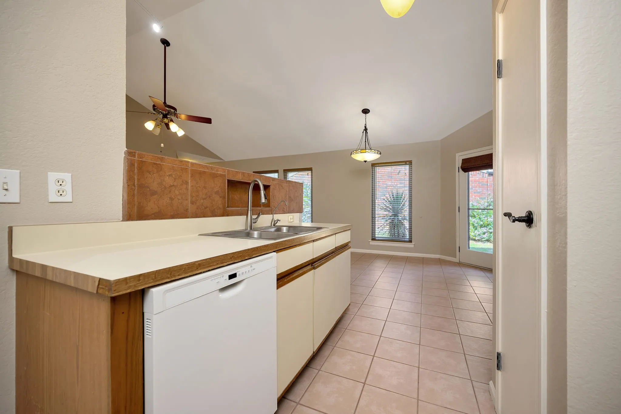Single Family Residence For Sale in Dallas County , 934 Mapleleaf Lane, Coppell, Texas 75019, 3 Bedroom, 2 Bathroom, Garage spaces, 1,389 Sqft, built in 1983, Price $354,950, mls#21344384, Real Estate Agent in Coppell, Homes For Sale in Dallas county, Homes For Sale in Coppell, Realtor in Coppell Texas, Real Estate Brokerage Independent Realty Texas, Luminita Cordes Realtor