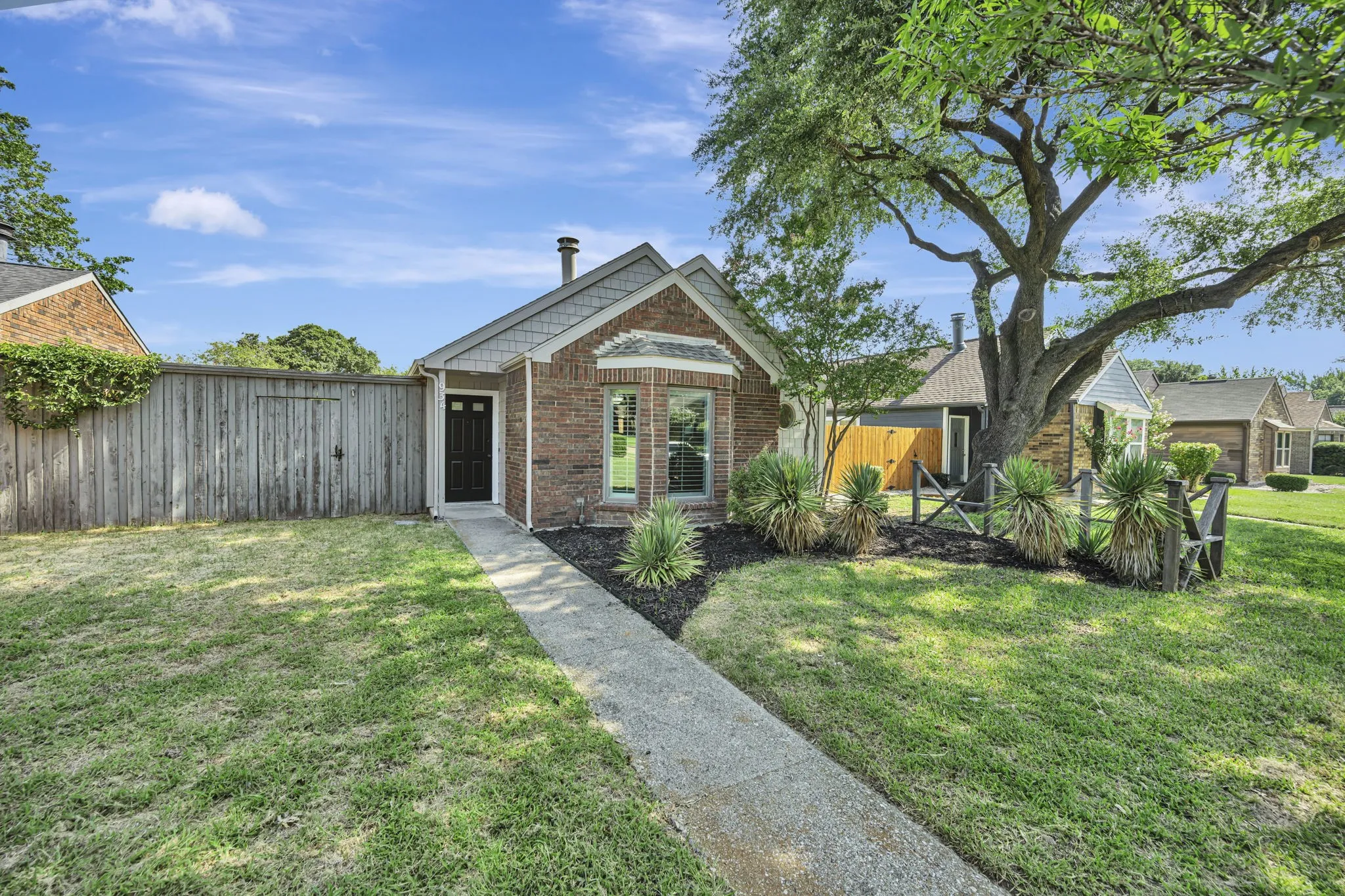Single Family Residence For Sale in Dallas County , 934 Mapleleaf Lane, Coppell, Texas 75019, 3 Bedroom, 2 Bathroom, Garage spaces, 1,389 Sqft, built in 1983, Price $354,950, mls#21344384, Real Estate Agent in Coppell, Homes For Sale in Dallas county, Homes For Sale in Coppell, Realtor in Coppell Texas, Real Estate Brokerage Independent Realty Texas, Luminita Cordes Realtor