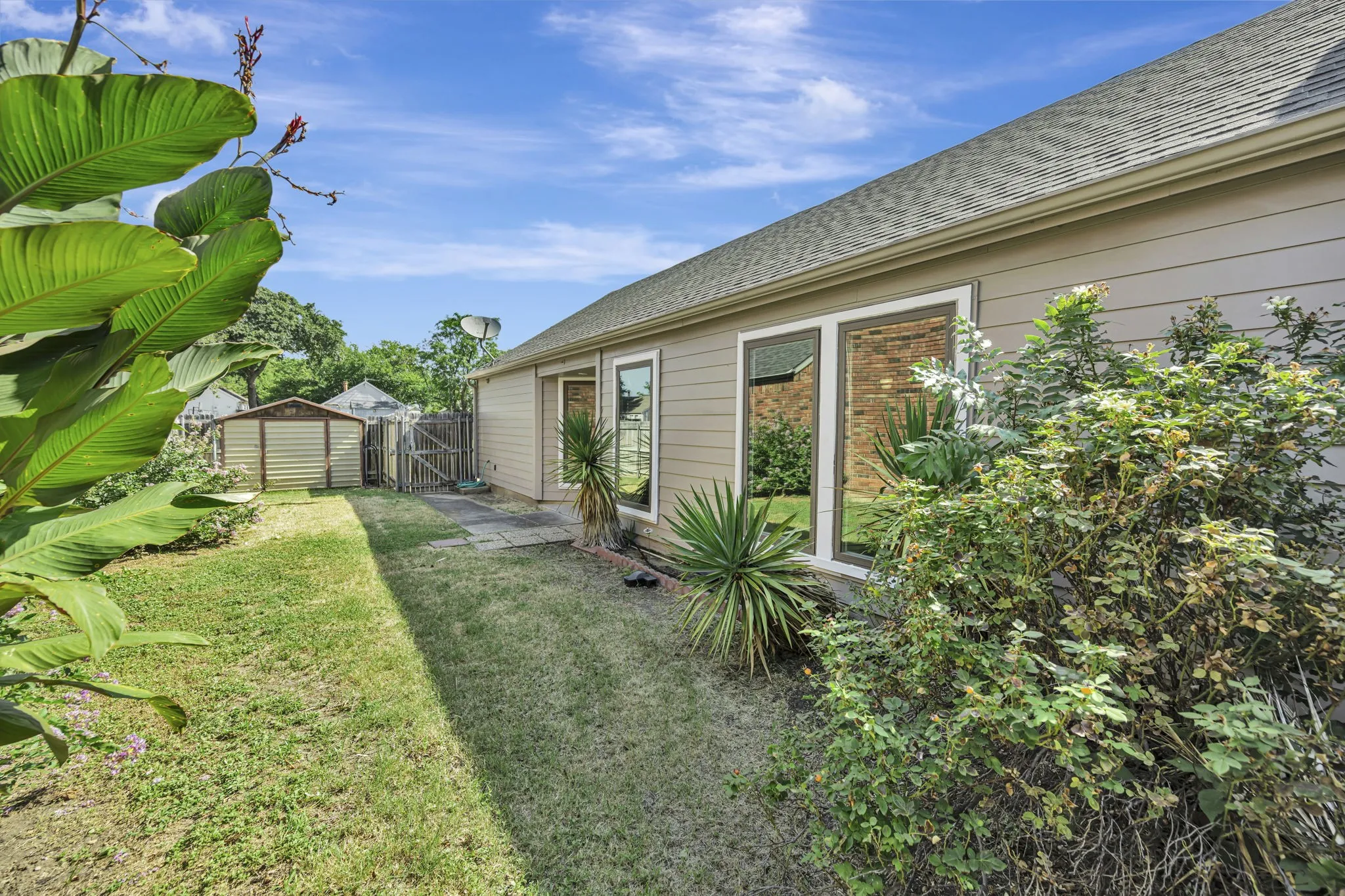 Single Family Residence For Sale in Dallas County , 934 Mapleleaf Lane, Coppell, Texas 75019, 3 Bedroom, 2 Bathroom, Garage spaces, 1,389 Sqft, built in 1983, Price $354,950, mls#21344384, Real Estate Agent in Coppell, Homes For Sale in Dallas county, Homes For Sale in Coppell, Realtor in Coppell Texas, Real Estate Brokerage Independent Realty Texas, Luminita Cordes Realtor
