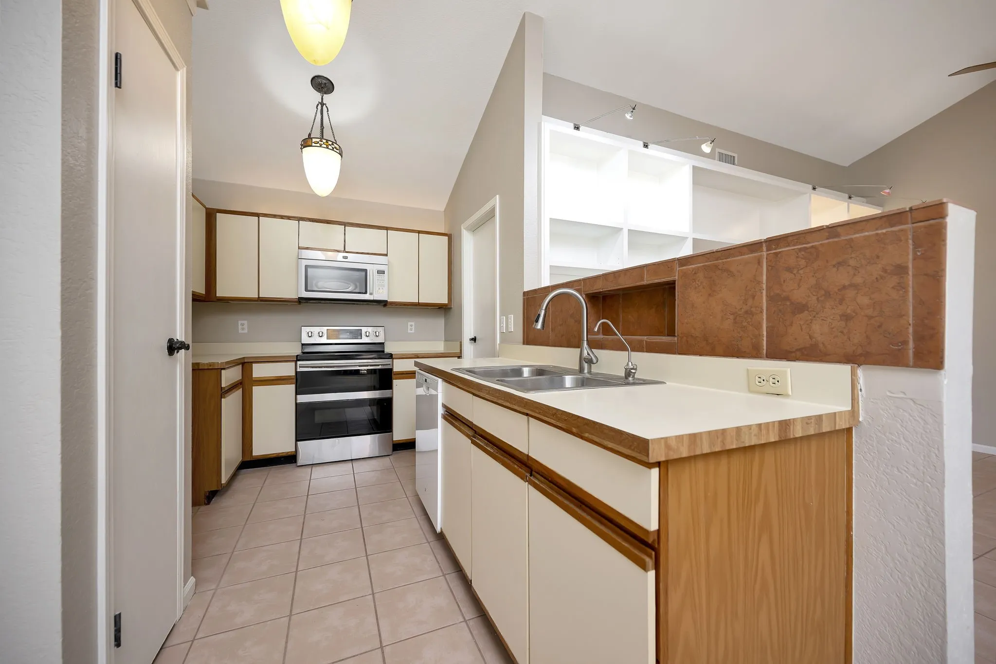 Single Family Residence For Sale in Dallas County , 934 Mapleleaf Lane, Coppell, Texas 75019, 3 Bedroom, 2 Bathroom, Garage spaces, 1,389 Sqft, built in 1983, Price $354,950, mls#21344384, Real Estate Agent in Coppell, Homes For Sale in Dallas county, Homes For Sale in Coppell, Realtor in Coppell Texas, Real Estate Brokerage Independent Realty Texas, Luminita Cordes Realtor