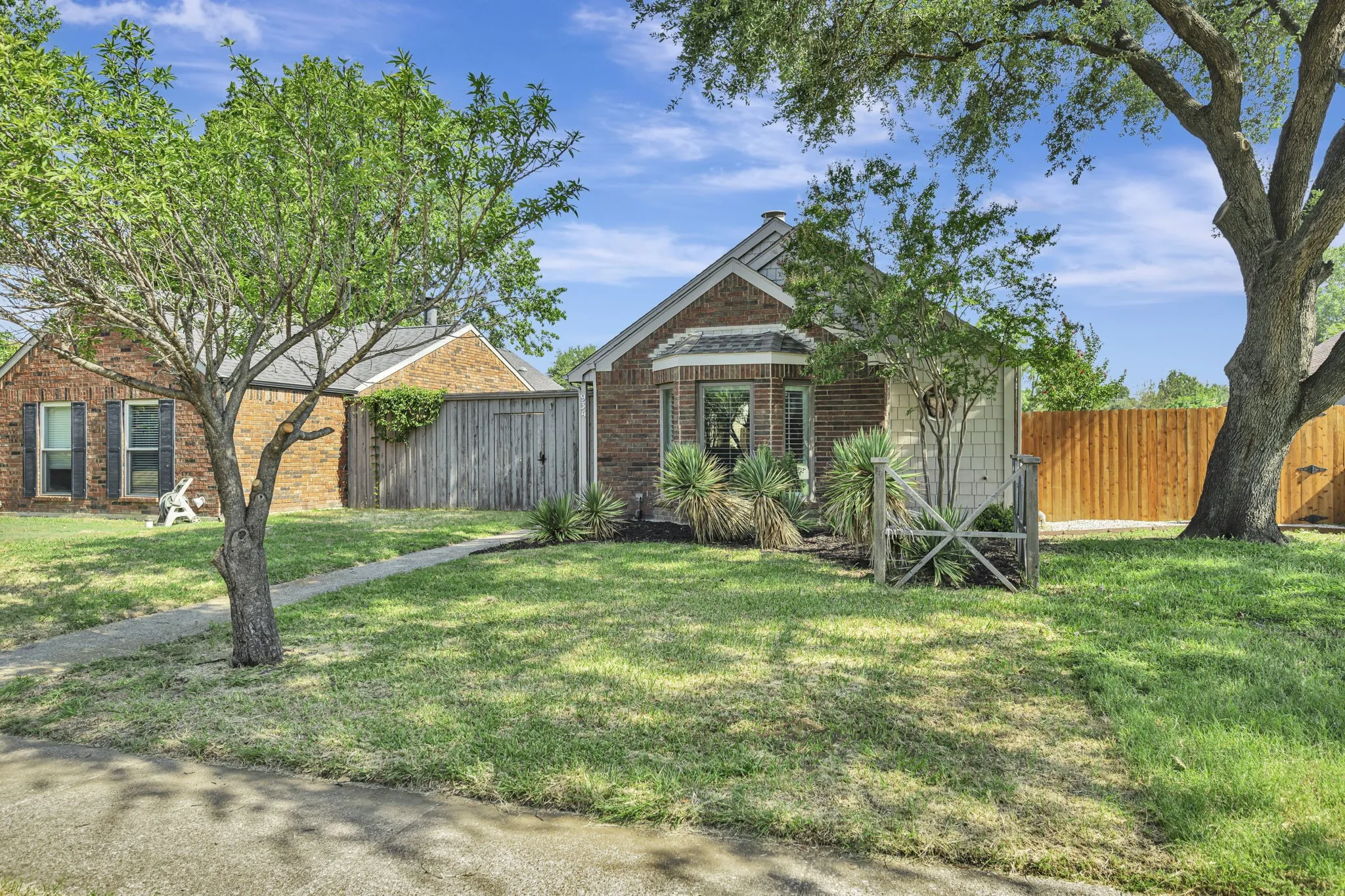 Single Family Residence For Sale in Dallas County , 934 Mapleleaf Lane, Coppell, Texas 75019, 3 Bedroom, 2 Bathroom, Garage spaces, 1,389 Sqft, built in 1983, Price $354,950, mls#21344384, Real Estate Agent in Coppell, Homes For Sale in Dallas county, Homes For Sale in Coppell, Realtor in Coppell Texas, Real Estate Brokerage Independent Realty Texas, Luminita Cordes Realtor