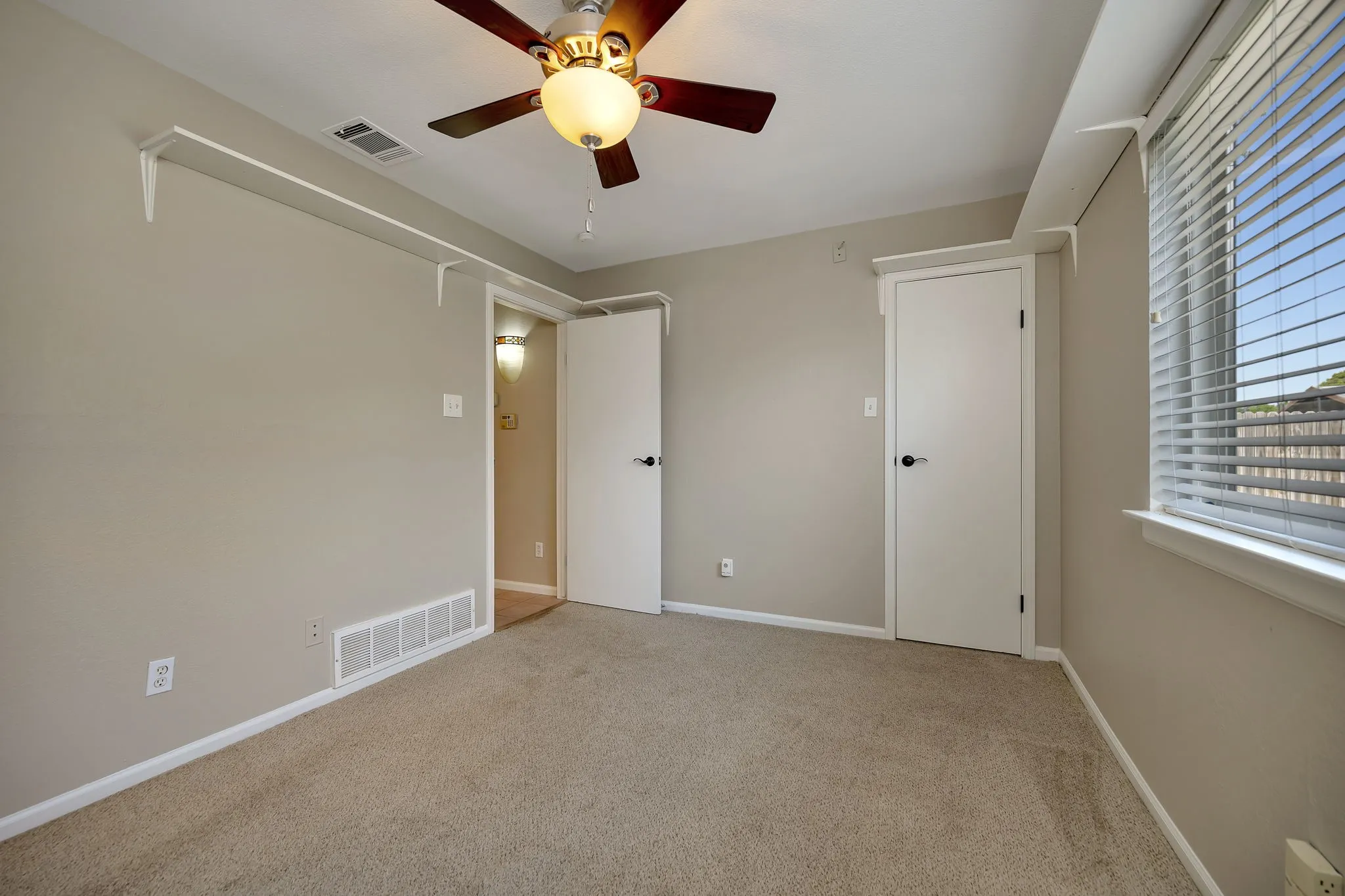 Single Family Residence For Sale in Dallas County , 934 Mapleleaf Lane, Coppell, Texas 75019, 3 Bedroom, 2 Bathroom, Garage spaces, 1,389 Sqft, built in 1983, Price $354,950, mls#21344384, Real Estate Agent in Coppell, Homes For Sale in Dallas county, Homes For Sale in Coppell, Realtor in Coppell Texas, Real Estate Brokerage Independent Realty Texas, Luminita Cordes Realtor