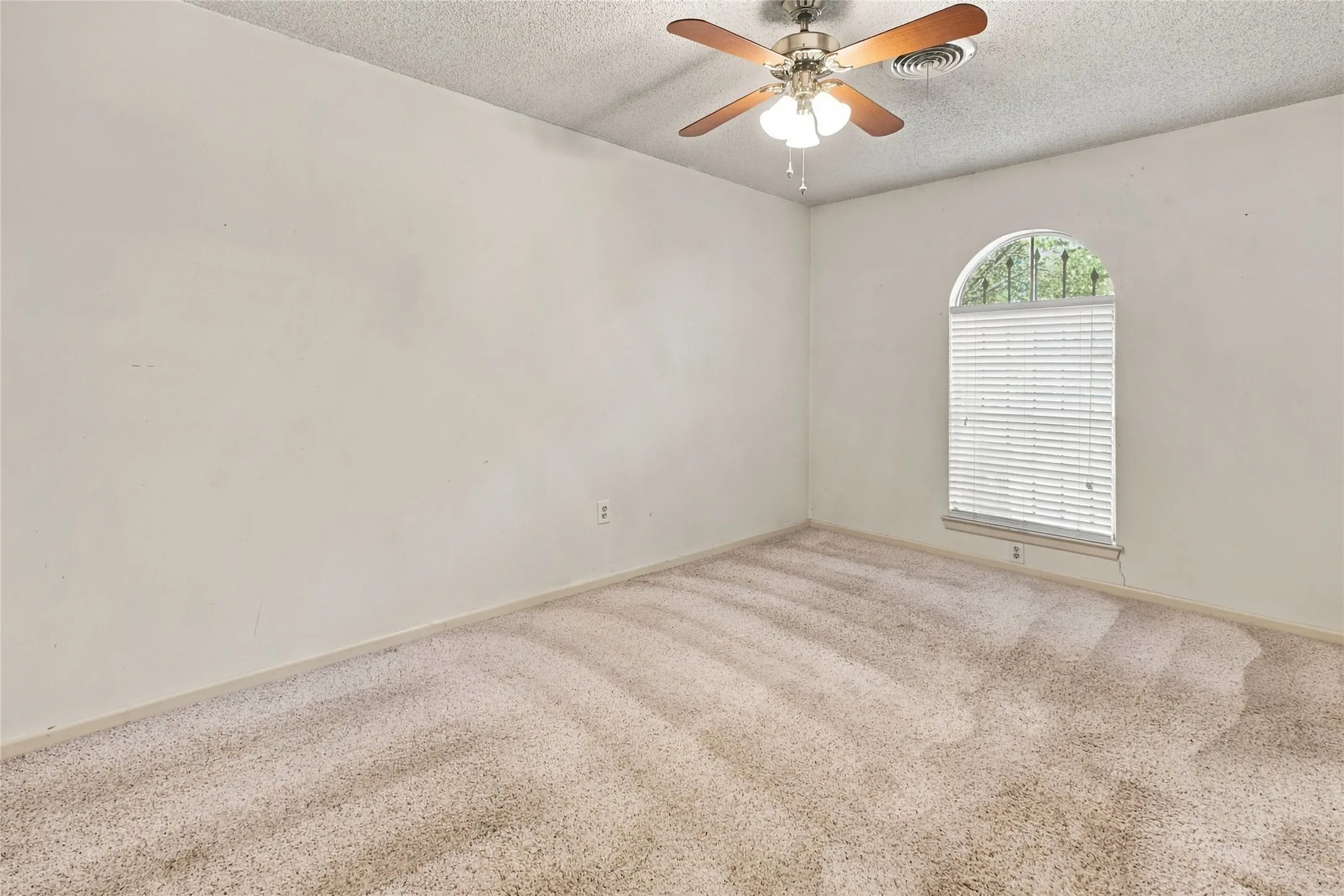 Single Family Residence For Sale in Taylor County , 2119 Minter, Abilene, Texas 79603, 3 Bedroom, 2 Bathroom, 2 Garage spaces, 1,520 Sqft, built in 1972, mls#21344630, Real Estate Agent in Abilene, Homes For Sale in Taylor county, Homes For Sale in Abilene, Realtor in Abilene Texas, Real Estate Brokerage Independent Realty Texas, Luminita Cordes Realtor