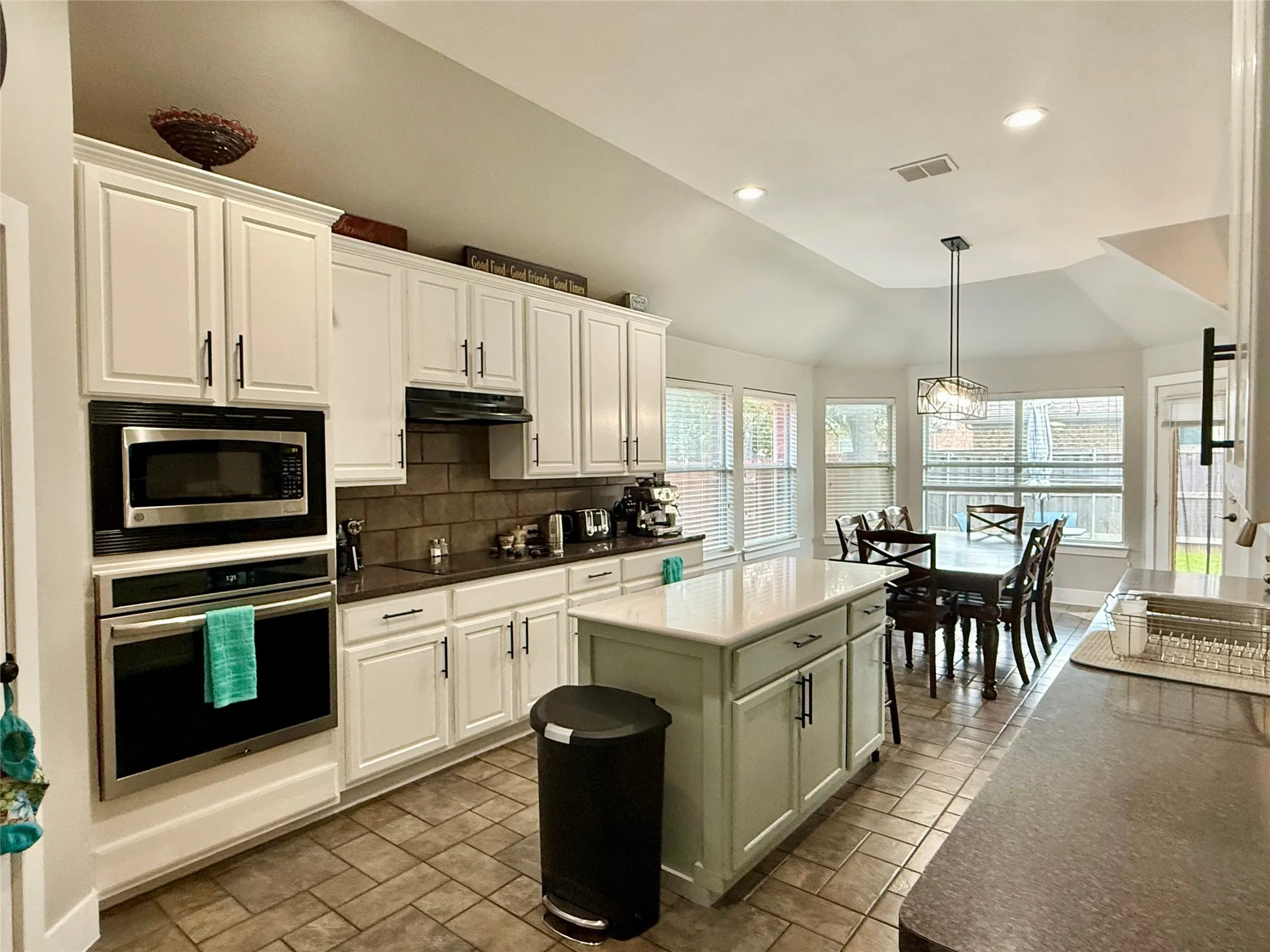 Single Family Residence For Sale in Tarrant County , 703 Fannin Lane, Mansfield, Texas 76063, 4 Bedroom, 3 Bathroom, 2 Garage spaces, 2,991 Sqft, built in 2003, mls#21344406, Real Estate Agent in Mansfield, Homes For Sale in Tarrant county, Homes For Sale in Mansfield, Realtor in Mansfield Texas, Real Estate Brokerage Independent Realty Texas, Luminita Cordes Realtor
