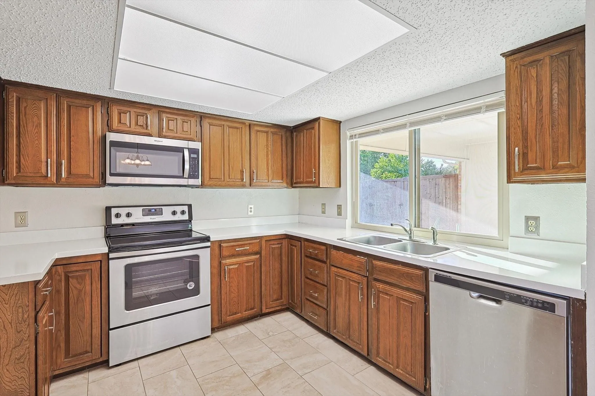 Single Family Residence For Rent in Dallas County , 338 Edgewood Drive, Coppell, Texas 75019, 4 Bedroom, 2 Bathroom, 2 Garage spaces, 1,538 Sqft, built in 1982, mls#21344576, Real Estate Agent in Coppell, Homes For Rent in Dallas county, Homes For Rent in Coppell, Realtor in Coppell Texas, Real Estate Brokerage Independent Realty Texas, Luminita Cordes Realtor