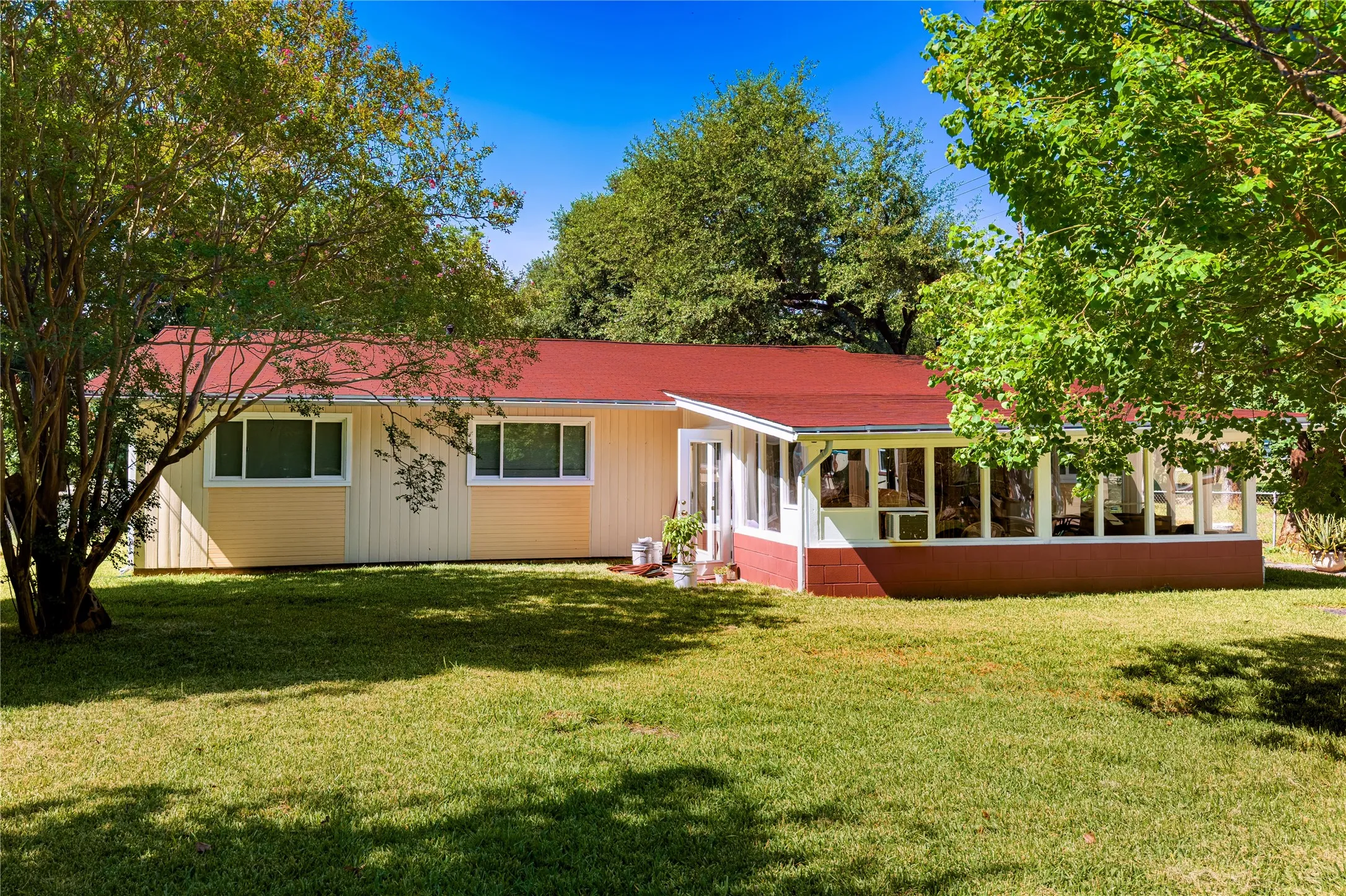 Single Family Residence For Sale in Bell County , 2801 Cheaney Drive, Killeen, Texas 76543, 3 Bedroom, 2 Bathroom, 1 Garage spaces, 1,504 Sqft, built in 1963, mls#21344650, Real Estate Agent in Killeen, Homes For Sale in Bell county, Homes For Sale in Killeen, Realtor in Killeen Texas, Real Estate Brokerage Independent Realty Texas, Luminita Cordes Realtor