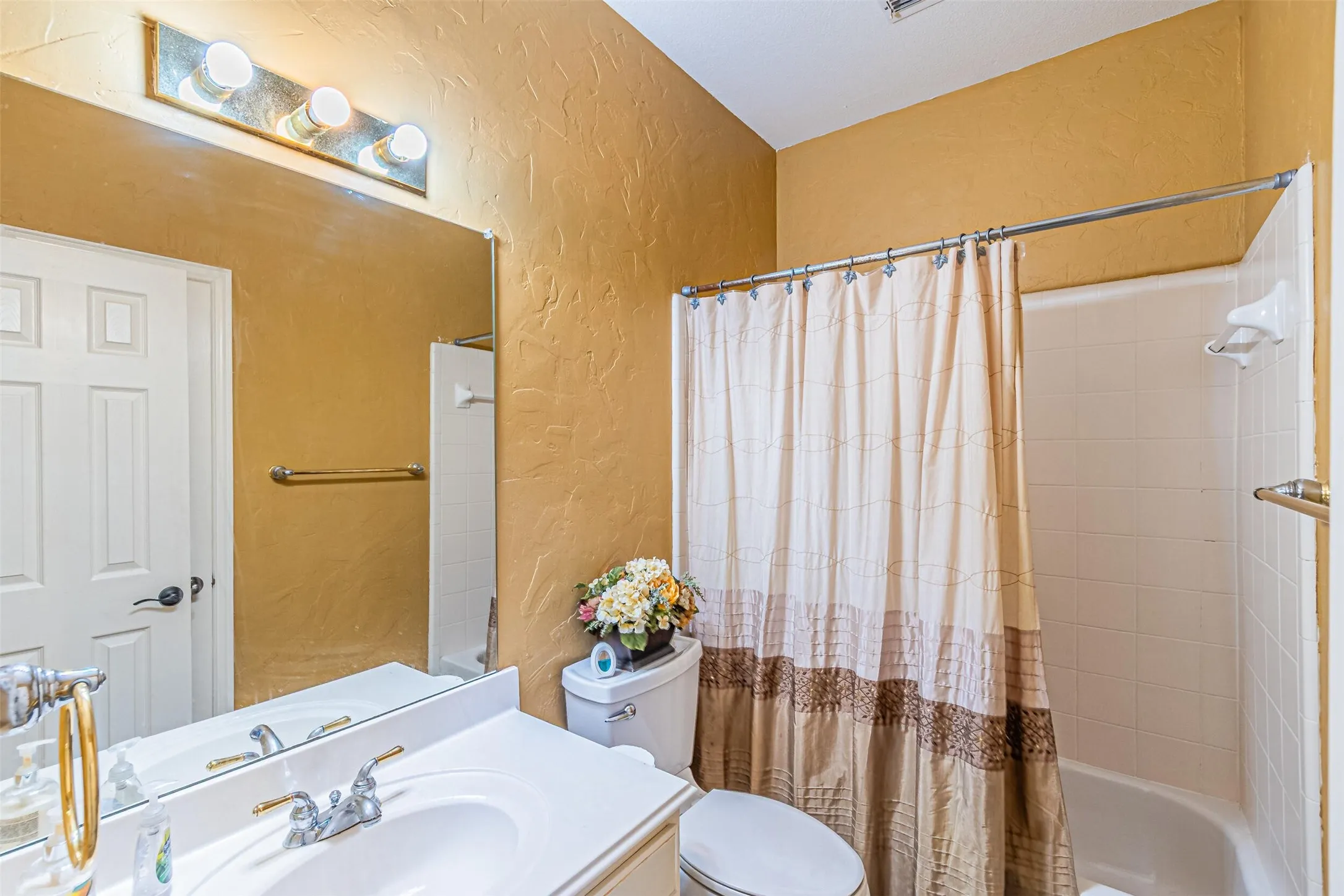 Single Family Residence For Sale in Denton County , 1913 Blue Ridge Drive, Flower Mound, Texas 75028, 4 Bedroom, 4 Bathroom, 2 Garage spaces, 3,783 Sqft, built in 1999, mls#21344640, Real Estate Agent in Flower Mound, Homes For Sale in Denton county, Homes For Sale in Flower Mound, Realtor in Flower Mound Texas, Real Estate Brokerage Independent Realty Texas, Luminita Cordes Realtor