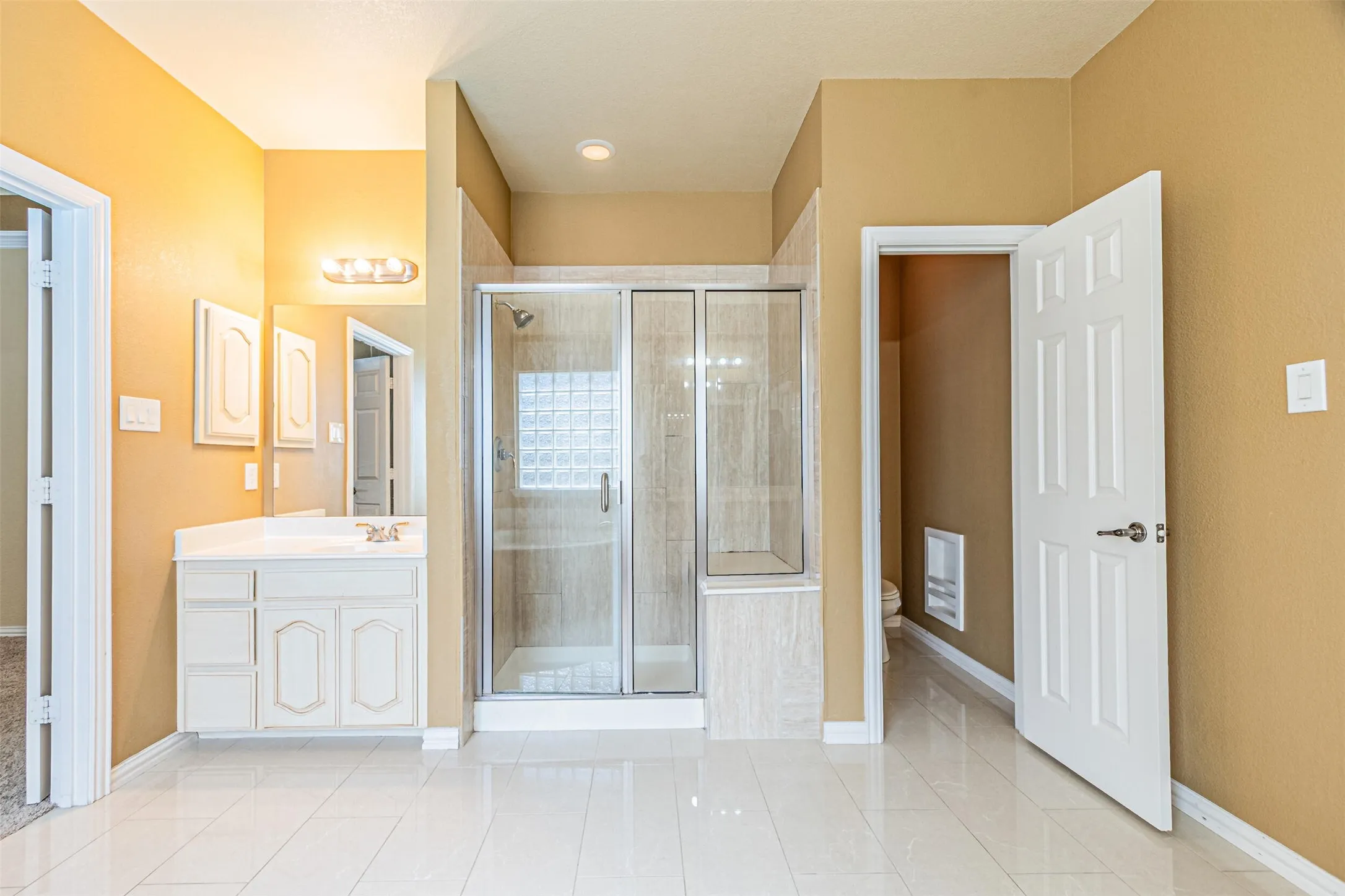 Single Family Residence For Sale in Denton County , 1913 Blue Ridge Drive, Flower Mound, Texas 75028, 4 Bedroom, 4 Bathroom, 2 Garage spaces, 3,783 Sqft, built in 1999, mls#21344640, Real Estate Agent in Flower Mound, Homes For Sale in Denton county, Homes For Sale in Flower Mound, Realtor in Flower Mound Texas, Real Estate Brokerage Independent Realty Texas, Luminita Cordes Realtor