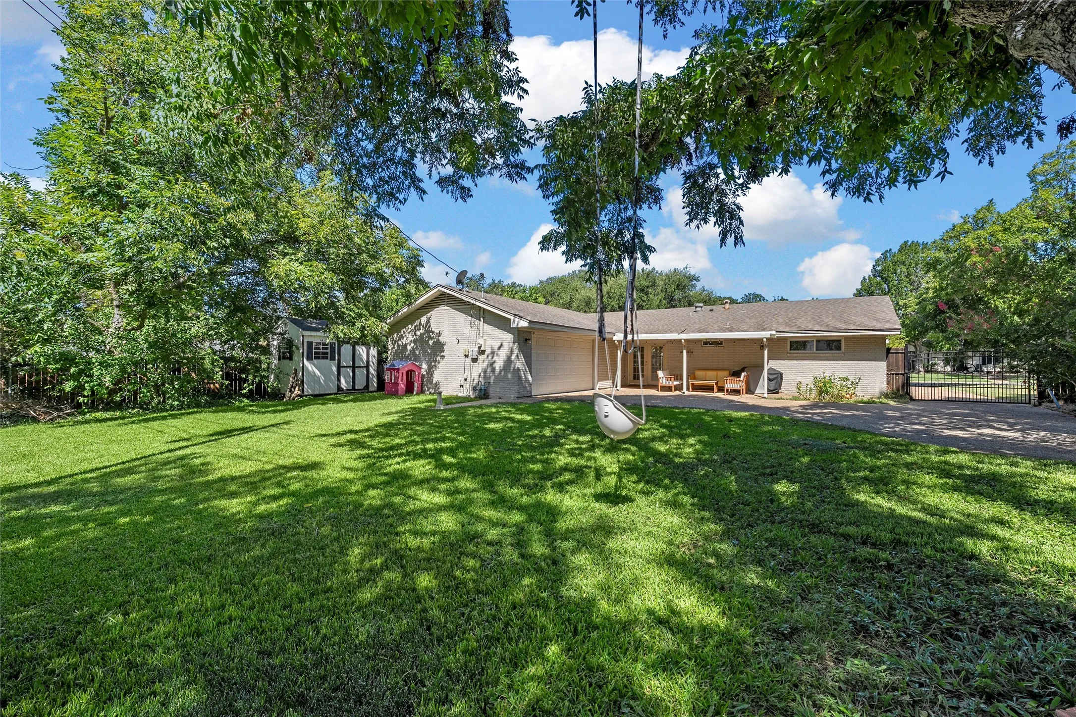Single Family Residence For Sale in Mc Lennan County , 5306 Lake Crest Drive, Waco, Texas 76710, 2 Bedroom, 2 Bathroom, 2 Garage spaces, 1,618 Sqft, built in 1964, mls#21344303, Real Estate Agent in Waco, Homes For Sale in Mc Lennan county, Homes For Sale in Waco, Realtor in Waco Texas, Real Estate Brokerage Independent Realty Texas, Luminita Cordes Realtor