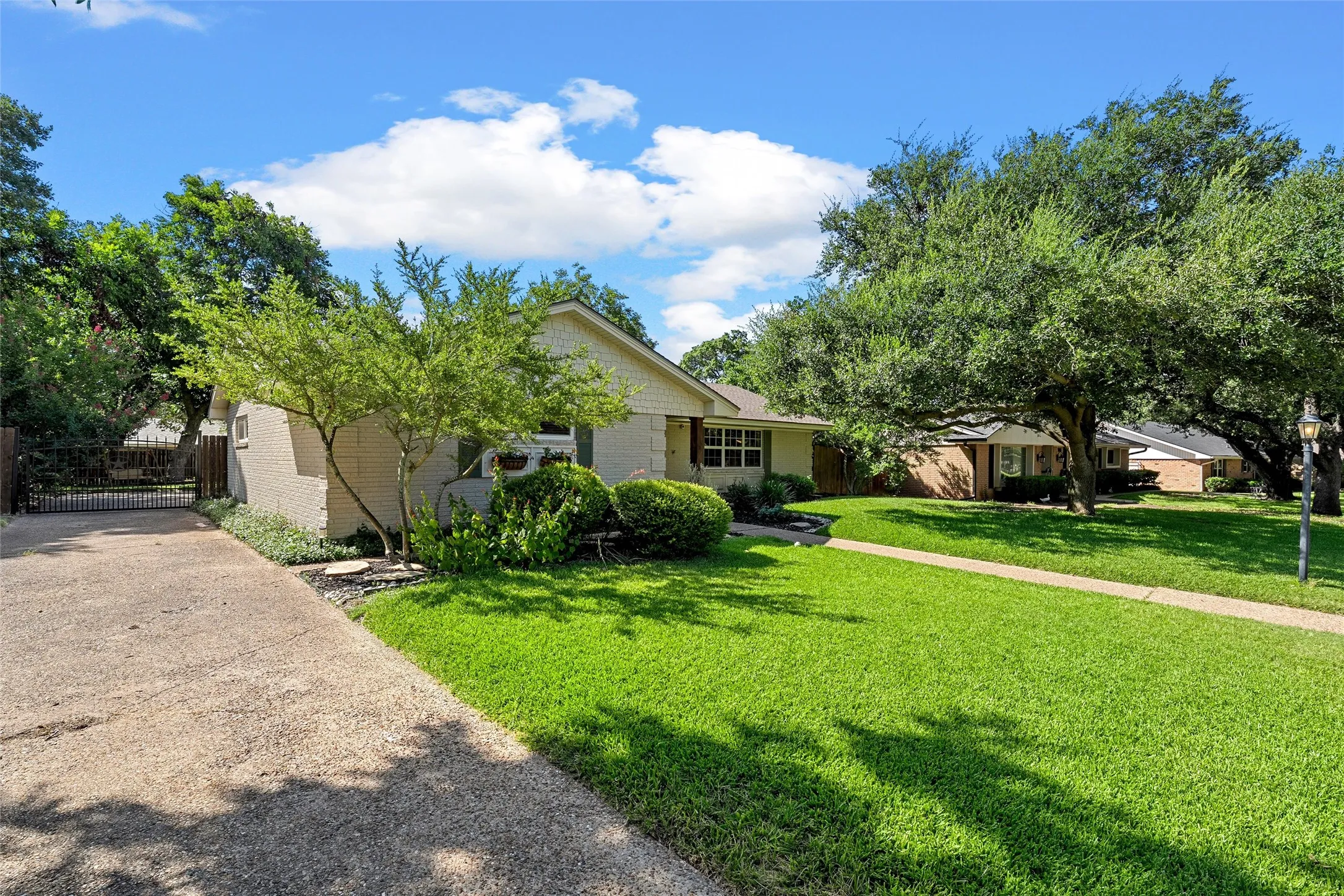 Single Family Residence For Sale in Mc Lennan County , 5306 Lake Crest Drive, Waco, Texas 76710, 2 Bedroom, 2 Bathroom, 2 Garage spaces, 1,618 Sqft, built in 1964, mls#21344303, Real Estate Agent in Waco, Homes For Sale in Mc Lennan county, Homes For Sale in Waco, Realtor in Waco Texas, Real Estate Brokerage Independent Realty Texas, Luminita Cordes Realtor