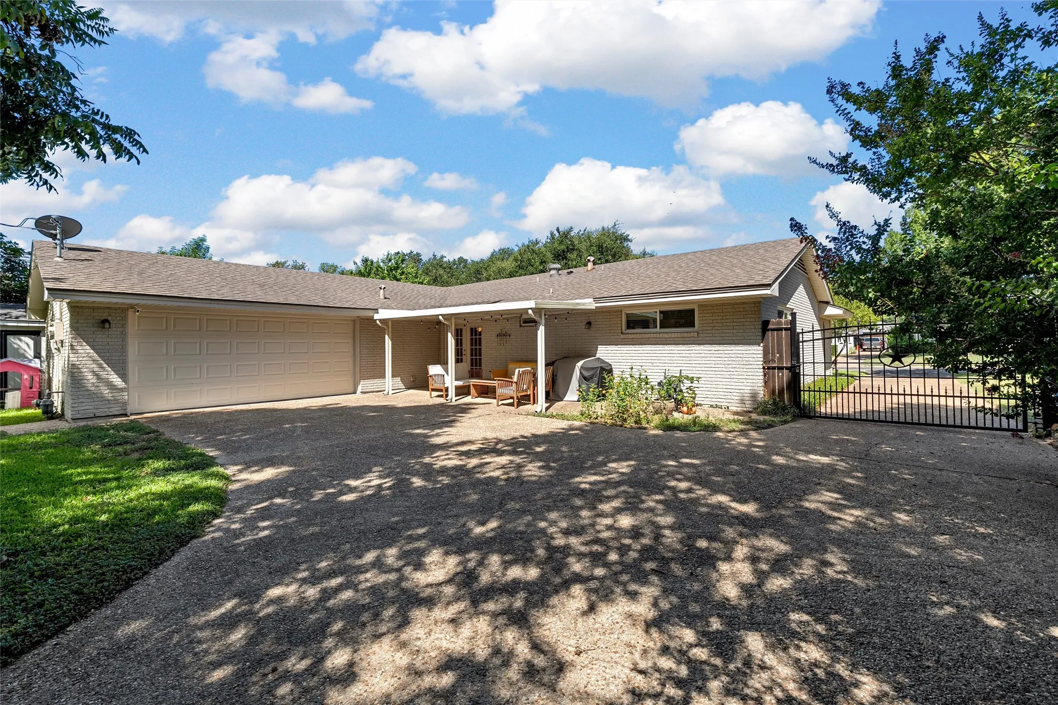 Single Family Residence For Sale in Mc Lennan County , 5306 Lake Crest Drive, Waco, Texas 76710, 2 Bedroom, 2 Bathroom, 2 Garage spaces, 1,618 Sqft, built in 1964, mls#21344303, Real Estate Agent in Waco, Homes For Sale in Mc Lennan county, Homes For Sale in Waco, Realtor in Waco Texas, Real Estate Brokerage Independent Realty Texas, Luminita Cordes Realtor