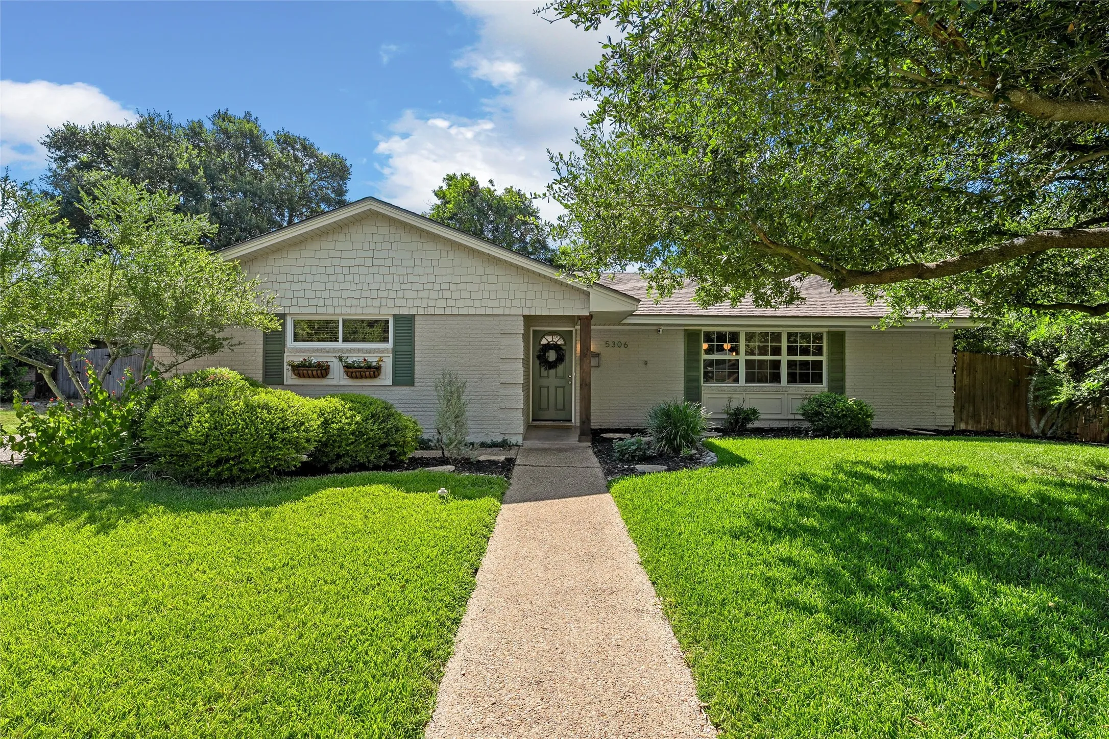 Single Family Residence For Sale in Mc Lennan County , 5306 Lake Crest Drive, Waco, Texas 76710, 2 Bedroom, 2 Bathroom, 2 Garage spaces, 1,618 Sqft, built in 1964, mls#21344303, Real Estate Agent in Waco, Homes For Sale in Mc Lennan county, Homes For Sale in Waco, Realtor in Waco Texas, Real Estate Brokerage Independent Realty Texas, Luminita Cordes Realtor