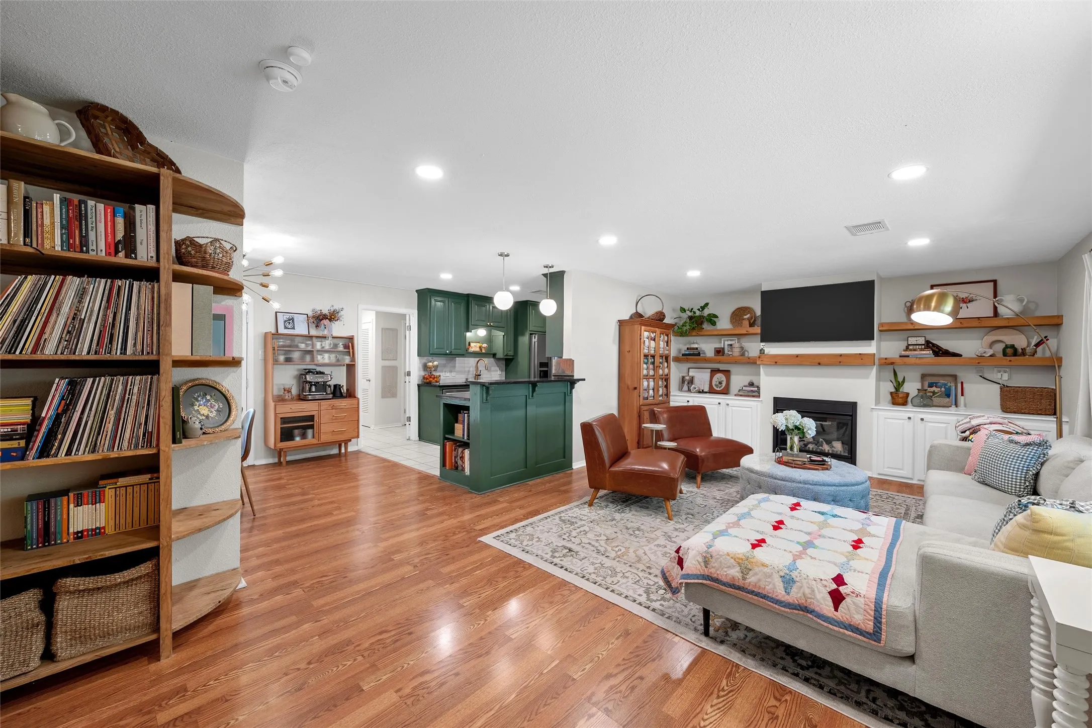 Single Family Residence For Sale in Mc Lennan County , 5306 Lake Crest Drive, Waco, Texas 76710, 2 Bedroom, 2 Bathroom, 2 Garage spaces, 1,618 Sqft, built in 1964, mls#21344303, Real Estate Agent in Waco, Homes For Sale in Mc Lennan county, Homes For Sale in Waco, Realtor in Waco Texas, Real Estate Brokerage Independent Realty Texas, Luminita Cordes Realtor