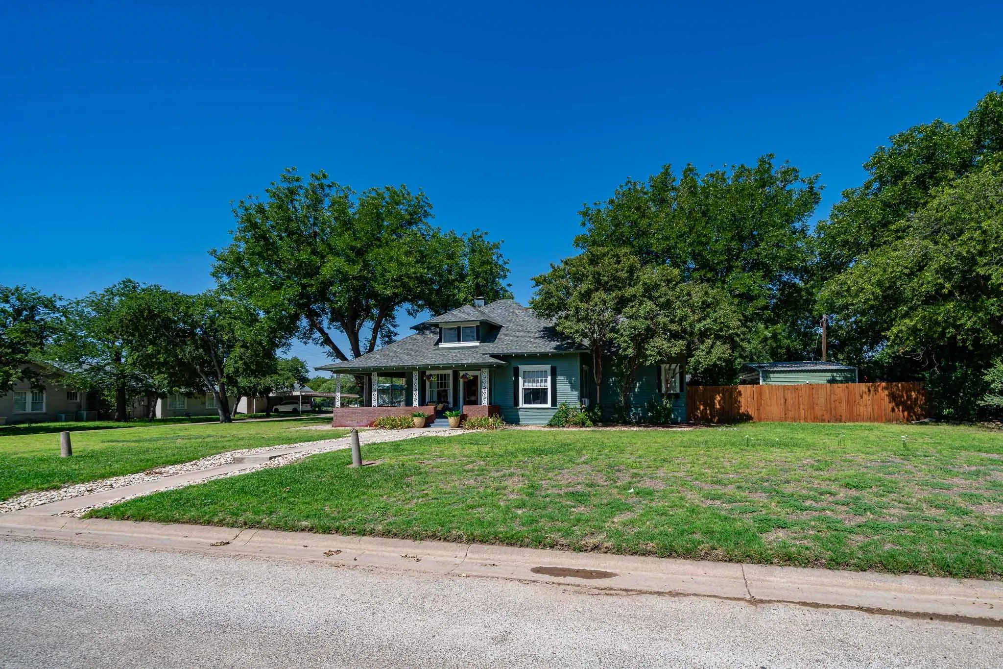 Single Family Residence For Sale in Haskell County , 401 N Avenue H, Haskell, Texas 79521, 3 Bedroom, 3 Bathroom, Garage spaces, 4,301 Sqft, built in 1907, mls#21343483, Real Estate Agent in Haskell, Homes For Sale in Haskell county, Homes For Sale in Haskell, Realtor in Haskell Texas, Real Estate Brokerage Independent Realty Texas, Luminita Cordes Realtor