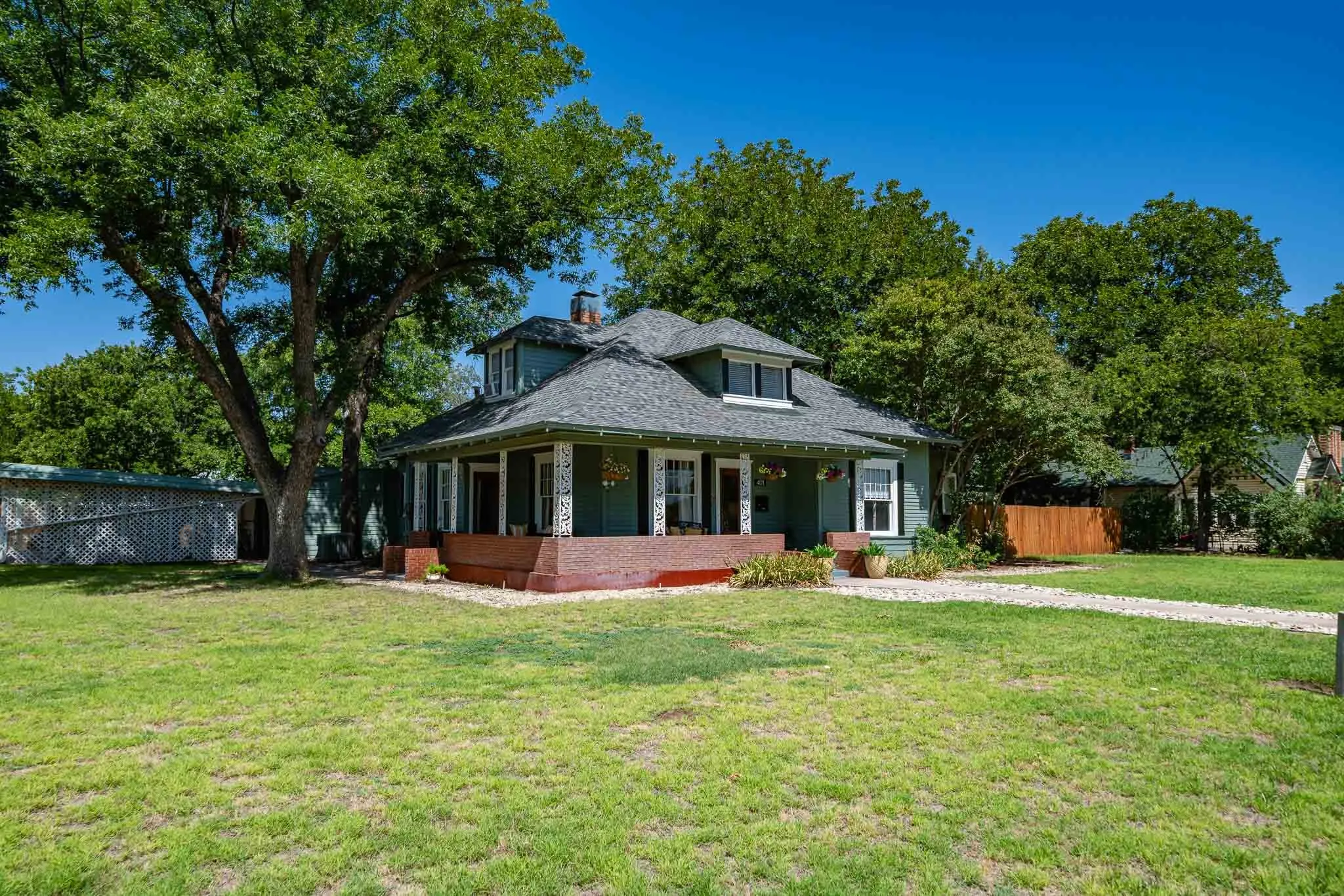 Single Family Residence For Sale in Haskell County , 401 N Avenue H, Haskell, Texas 79521, 3 Bedroom, 3 Bathroom, Garage spaces, 4,301 Sqft, built in 1907, mls#21343483, Real Estate Agent in Haskell, Homes For Sale in Haskell county, Homes For Sale in Haskell, Realtor in Haskell Texas, Real Estate Brokerage Independent Realty Texas, Luminita Cordes Realtor