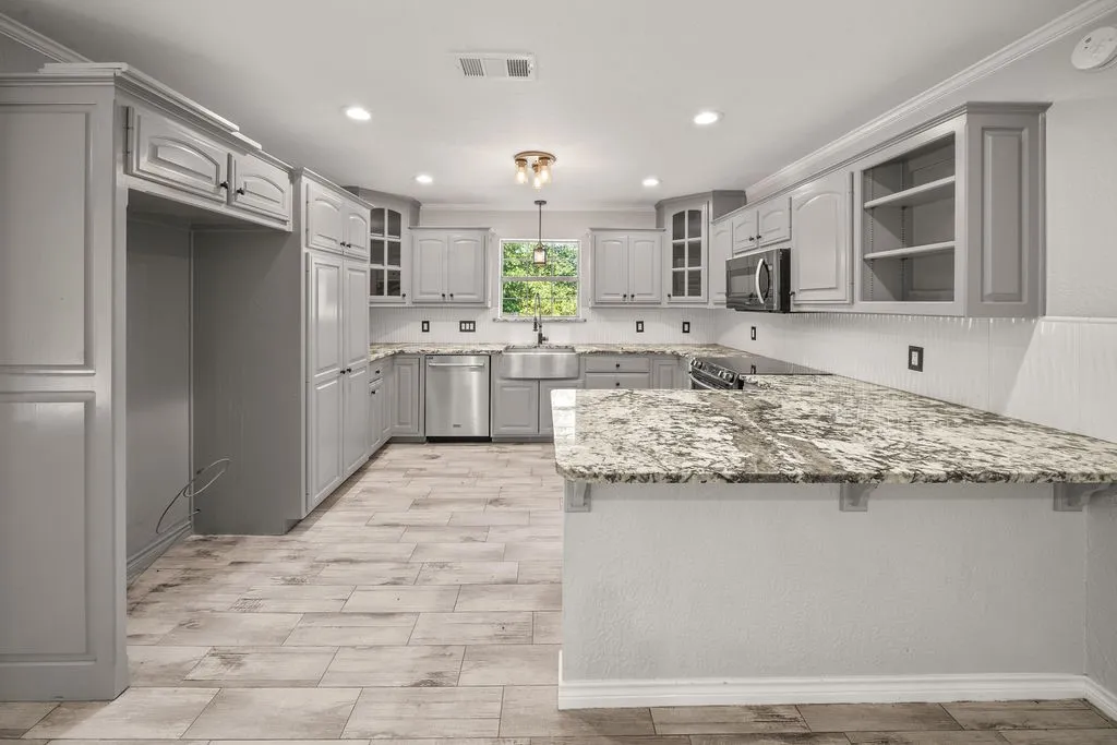 Single Family Residence For Sale in Van Zandt County , 510 Oklahoma Street, Van, Texas 75790, 5 Bedrooms, 3 Bathrooms, Garage spaces, 2,702 Sqft, built in 1997, Price $524,900, mls#21344665, Real Estate Agent in Van, Homes For Sale in Van Zandt county, Homes For Sale in Van, Realtor in Van Texas, Real Estate Brokerage Independent Realty Texas, Luminita Cordes Realtor